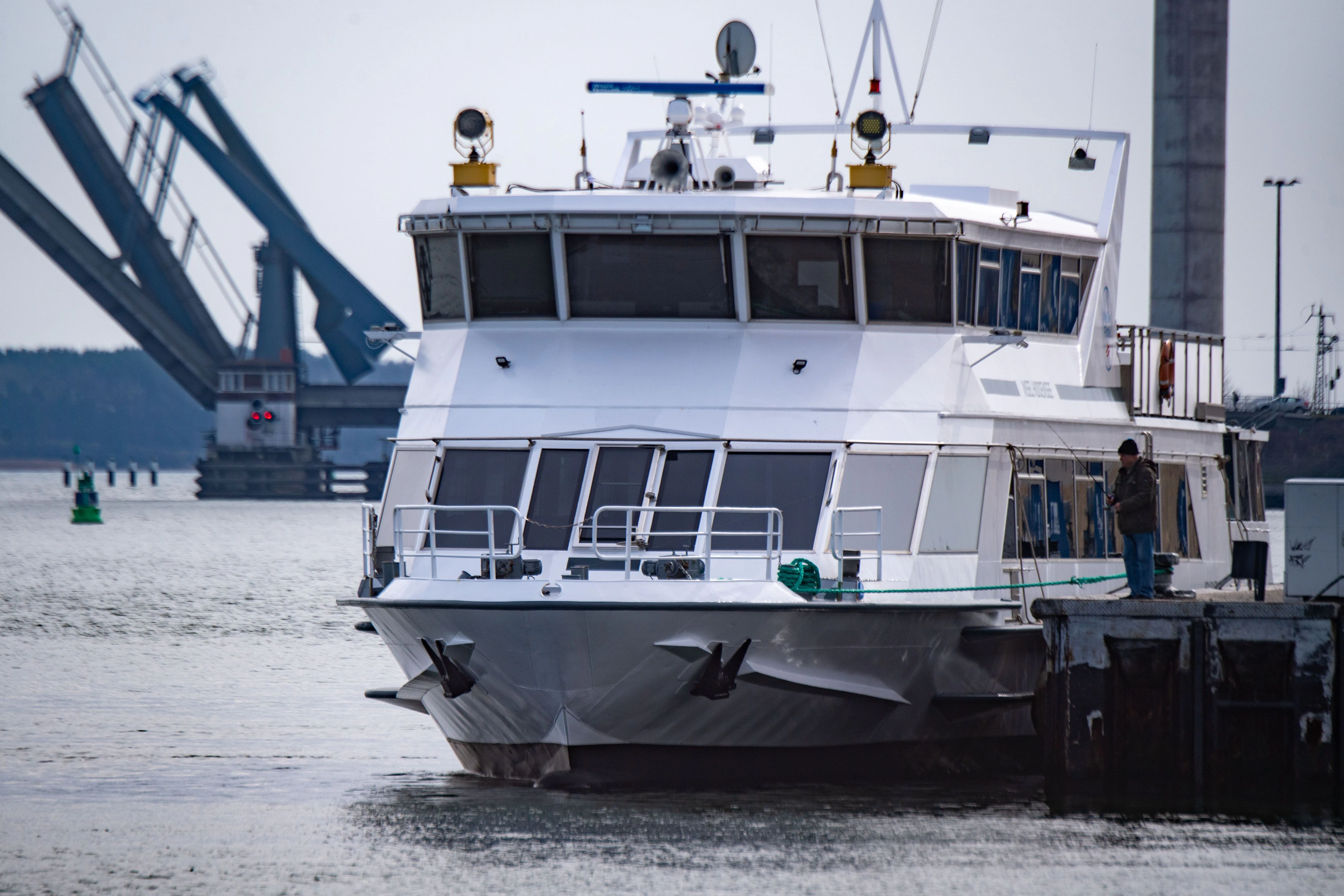 Ein Schiff der Reederei Hiddensee. Das Deutschlandticket gilt auch auf der Fährlinie zwischen Schaprode und der Insel. Einfach an Bord gehen kann man damit aber nicht, ein Ticket ist erforderlich. Die Reederei empfiehlt eine Online-Reservierung für zwei Euro zuzüglich Kurabgabe.