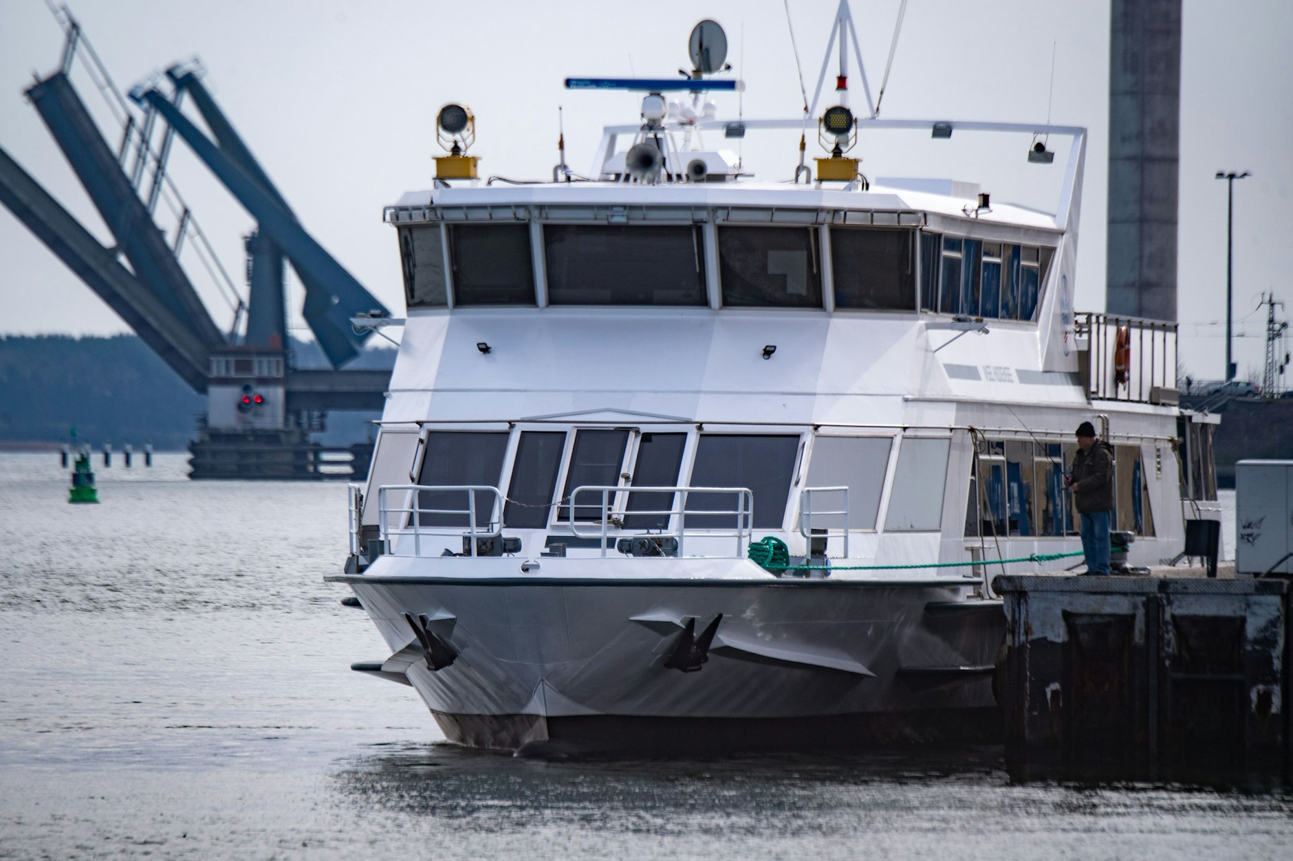 Ein Schiff der Reederei Hiddensee. Das Deutschlandticket gilt auch auf der Fährlinie zwischen Schaprode und der Insel. Einfach an Bord gehen kann man damit aber nicht, ein Ticket ist erforderlich. Die Reederei empfiehlt eine Online-Reservierung für zwei Euro zuzüglich Kurabgabe.