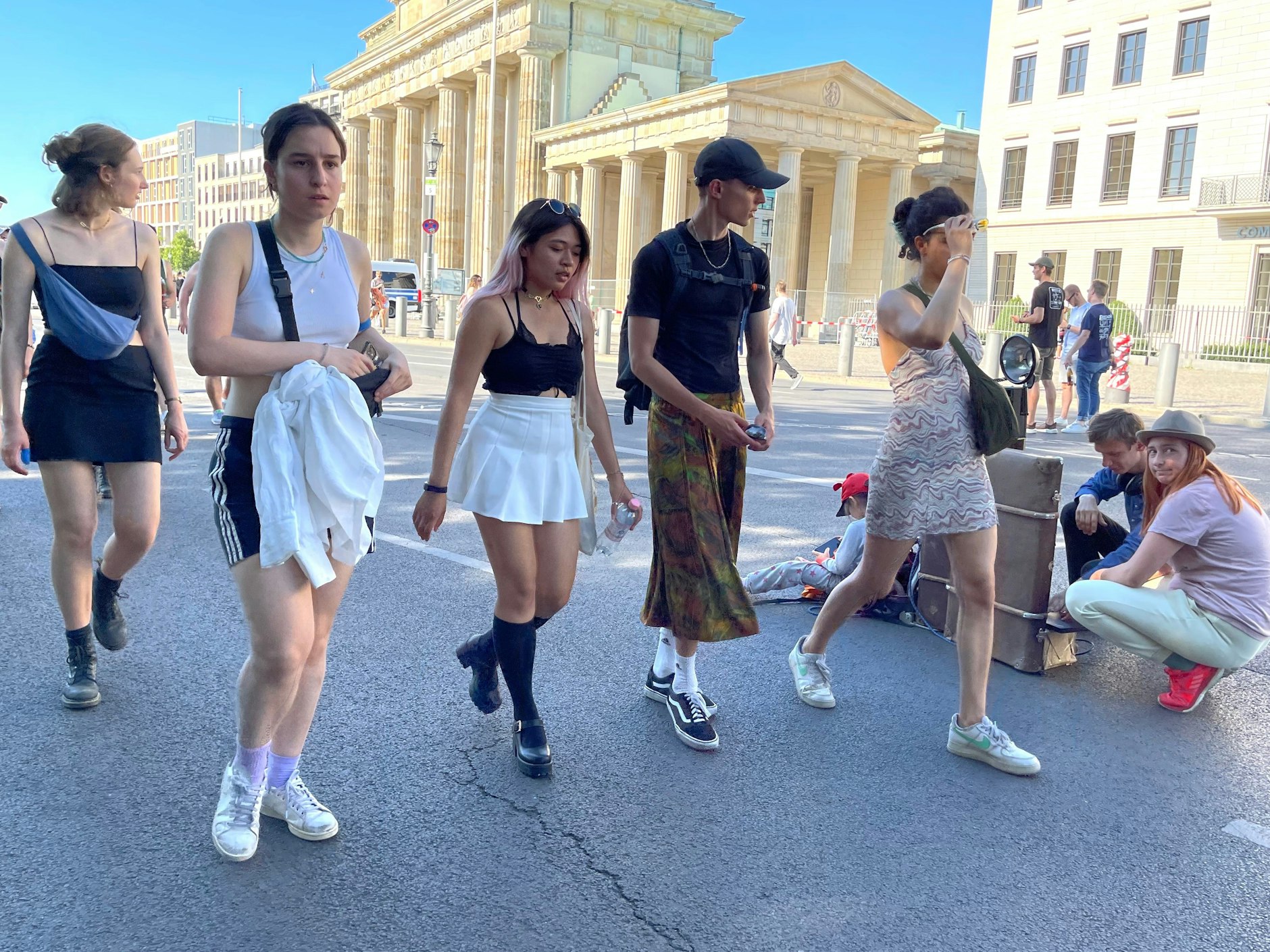 Ein Mann im Rock, züchtig lang im Gegensatz zu den Damen