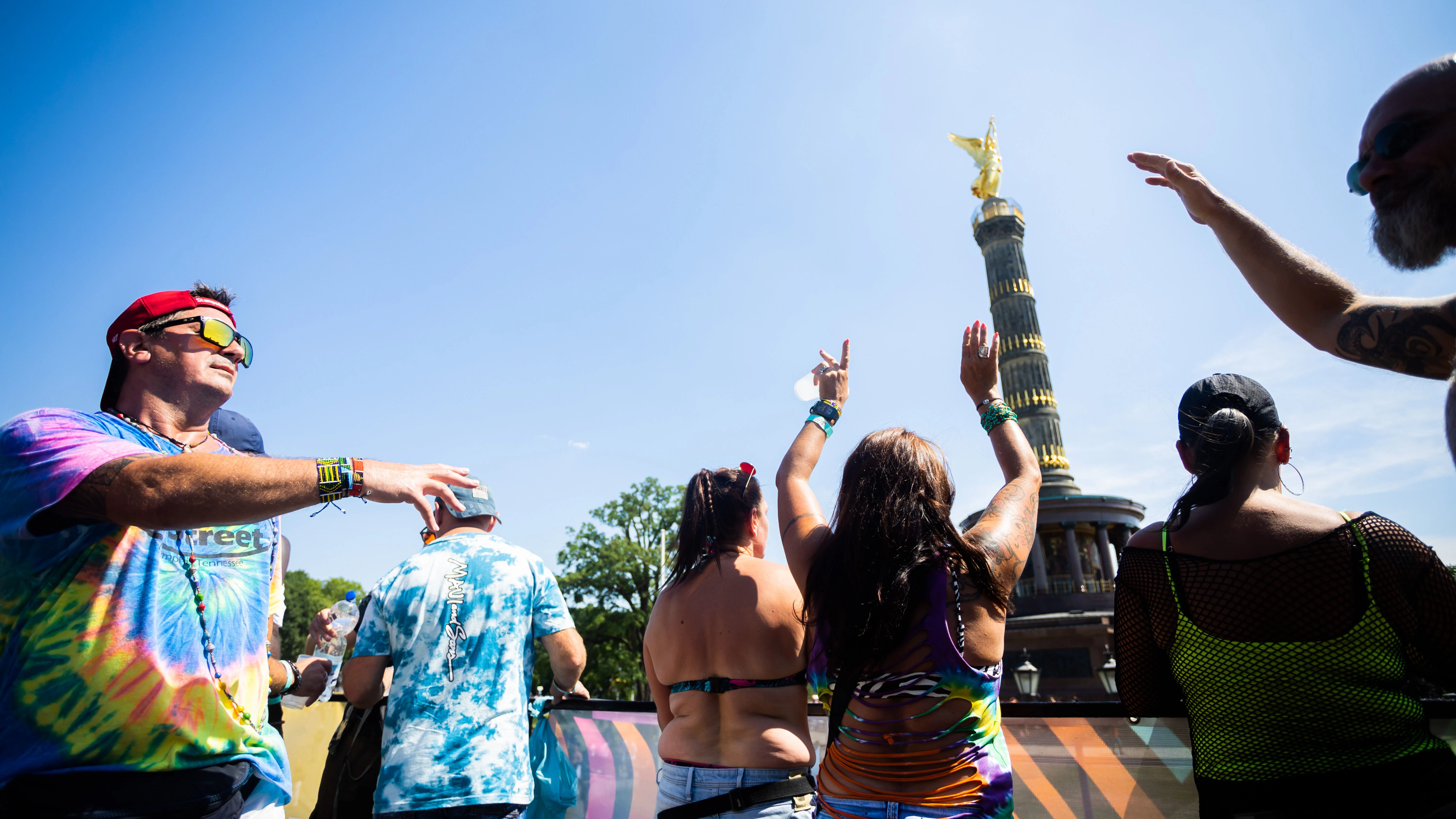 Menschen feiern bei der Technoparade „Rave the Planet“ vor der Siegessäule auf einem Wagen. Die Parade, die unter anderem von Techno-Pionier Dr. Motte organisiert wird und als Nachfolgerin der Berliner Love Parade gilt, zieht zum zweiten Mal durch Berlin.&nbsp;