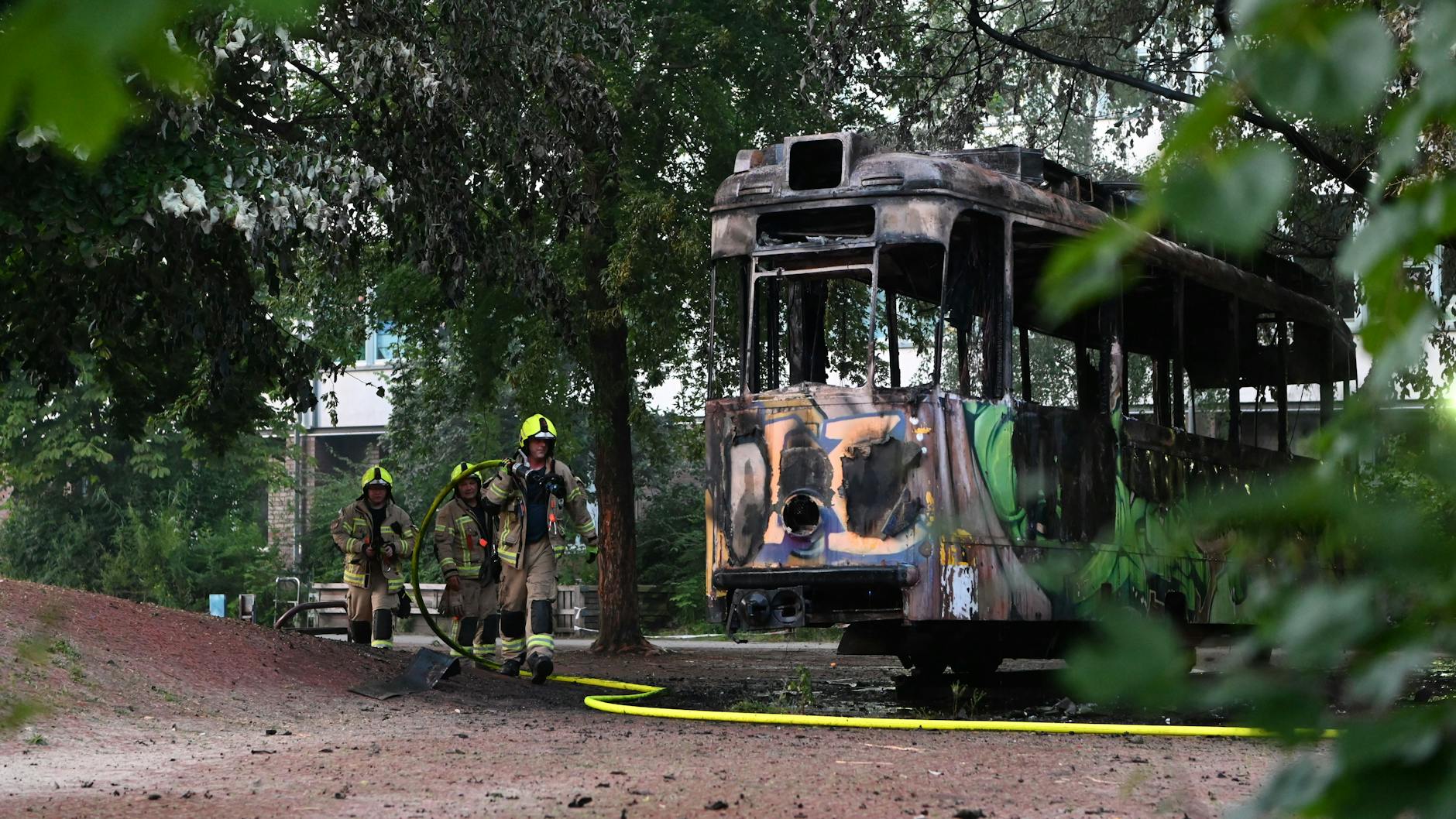 Die historische Straßenbahn war nicht mehr zu retten, brannte komplett aus.