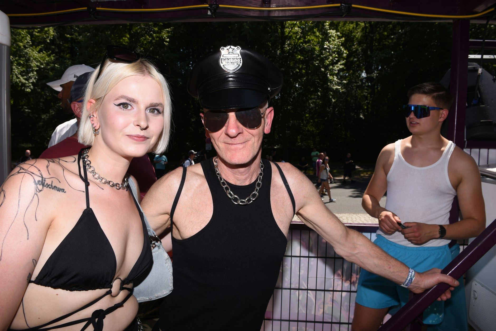 Besucher auf dem Weg zum Rave