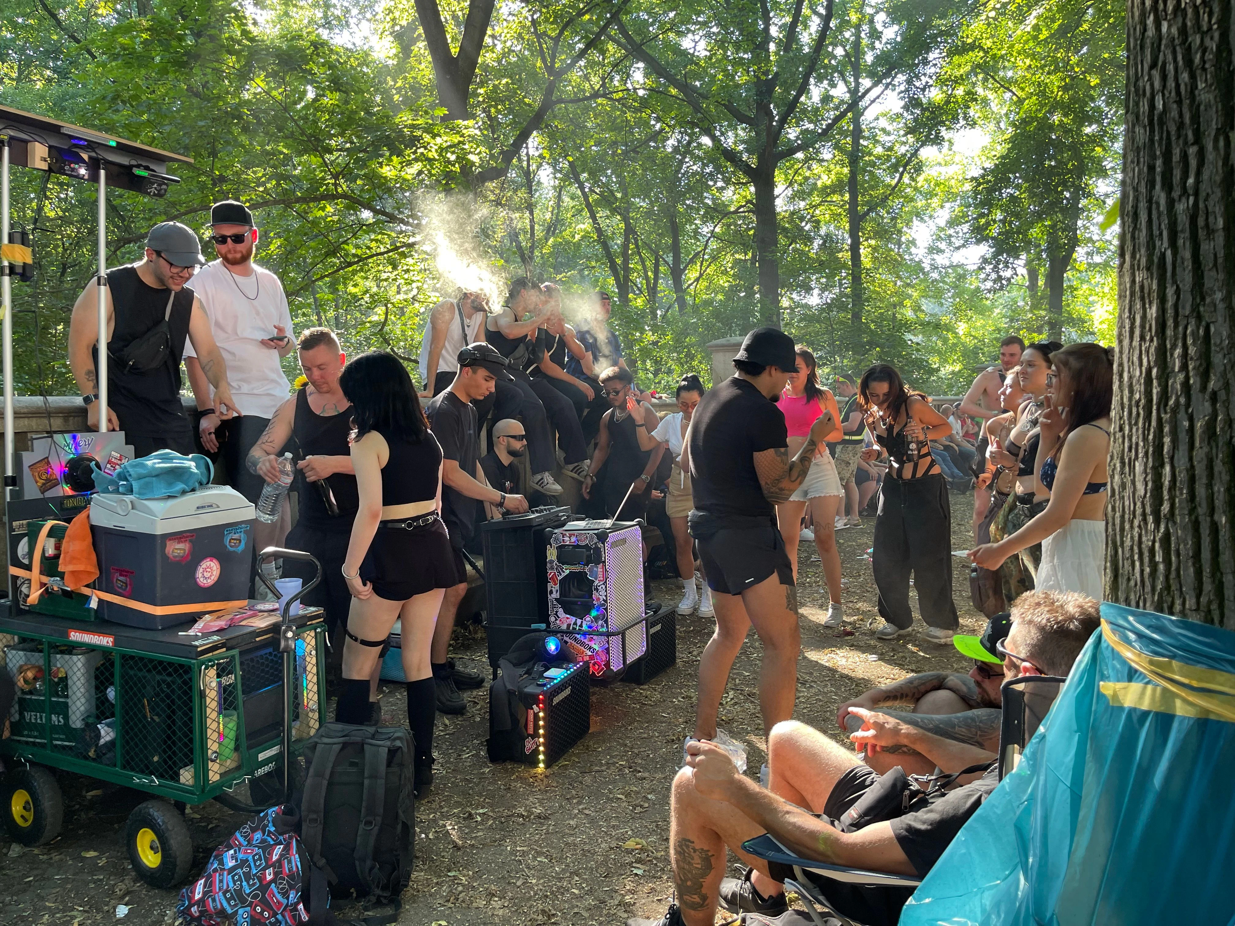 Lief man links ein Stück in den Tiergarten hinein, gab