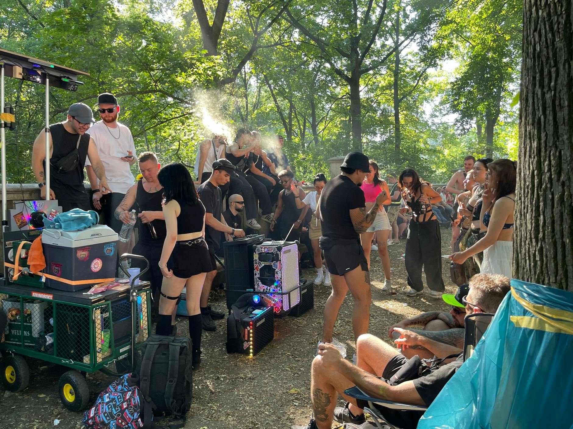 Lief man links ein Stück in den Tiergarten hinein, gab's eine Privatsause zu erleben.