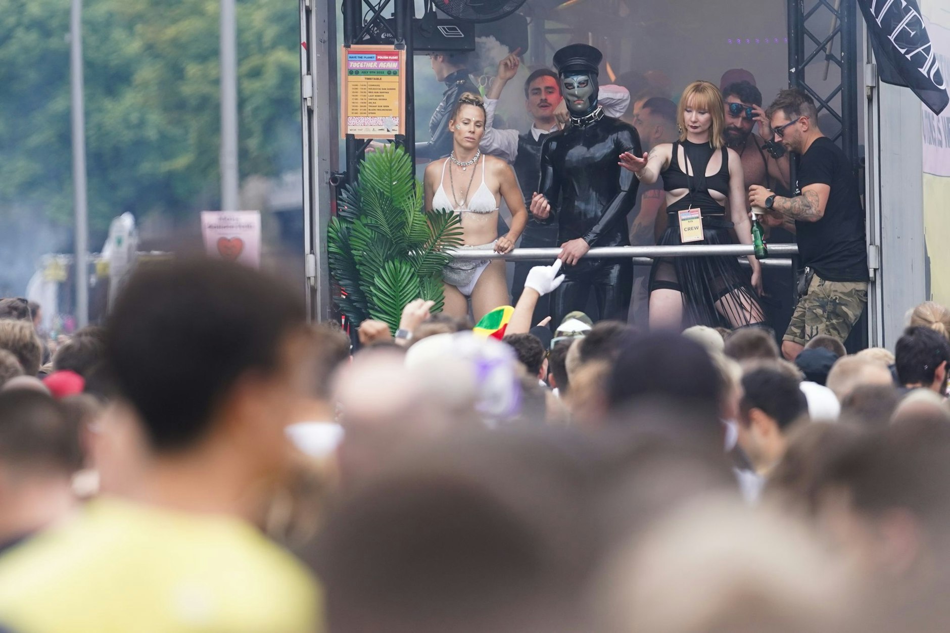 Unter dem Motto „Rave the Planet“ zieht eine Parade aus Technofans durch Berlin.