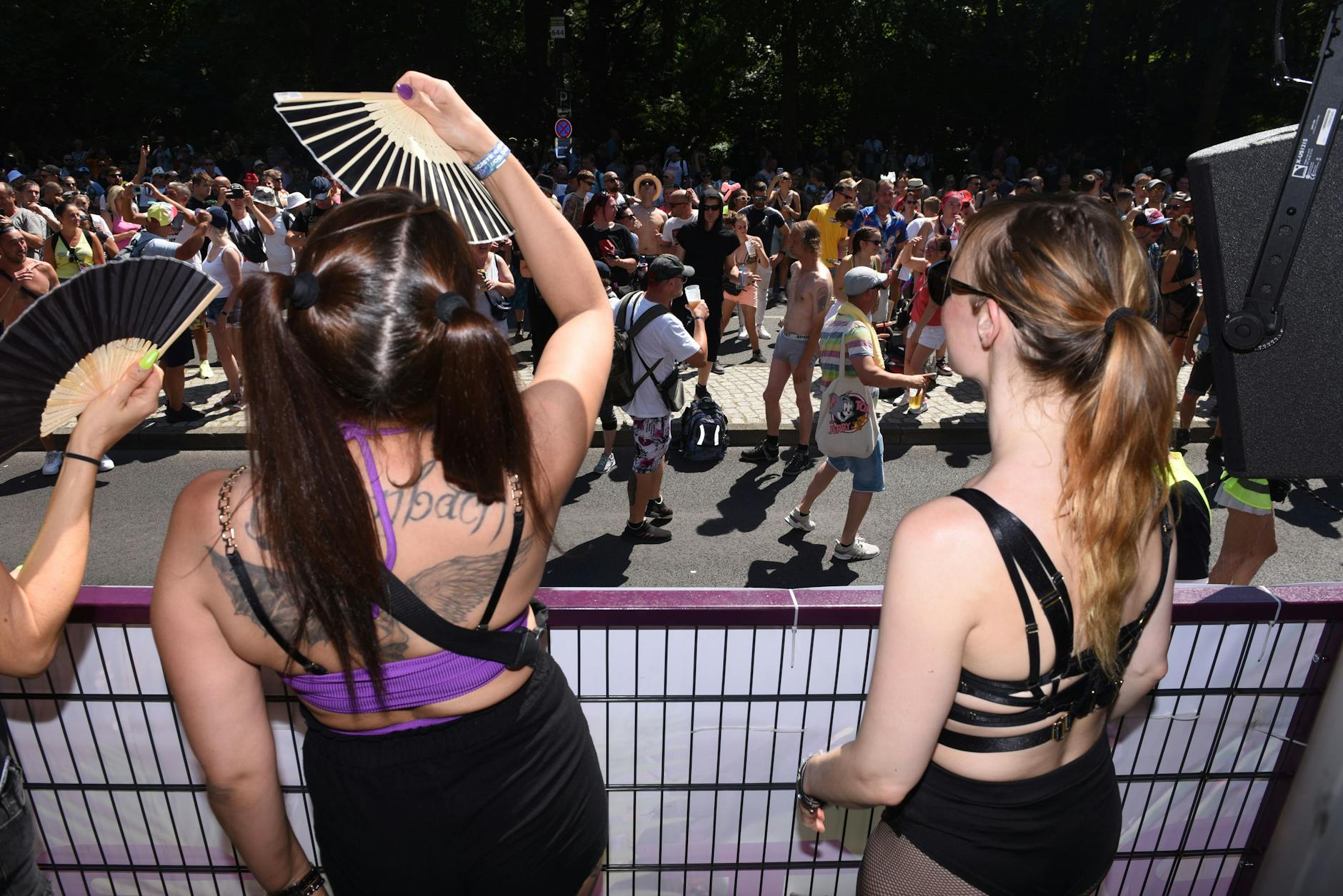 Bei 32 Grad im Schatten kommen auch Fächer zum Einatz.