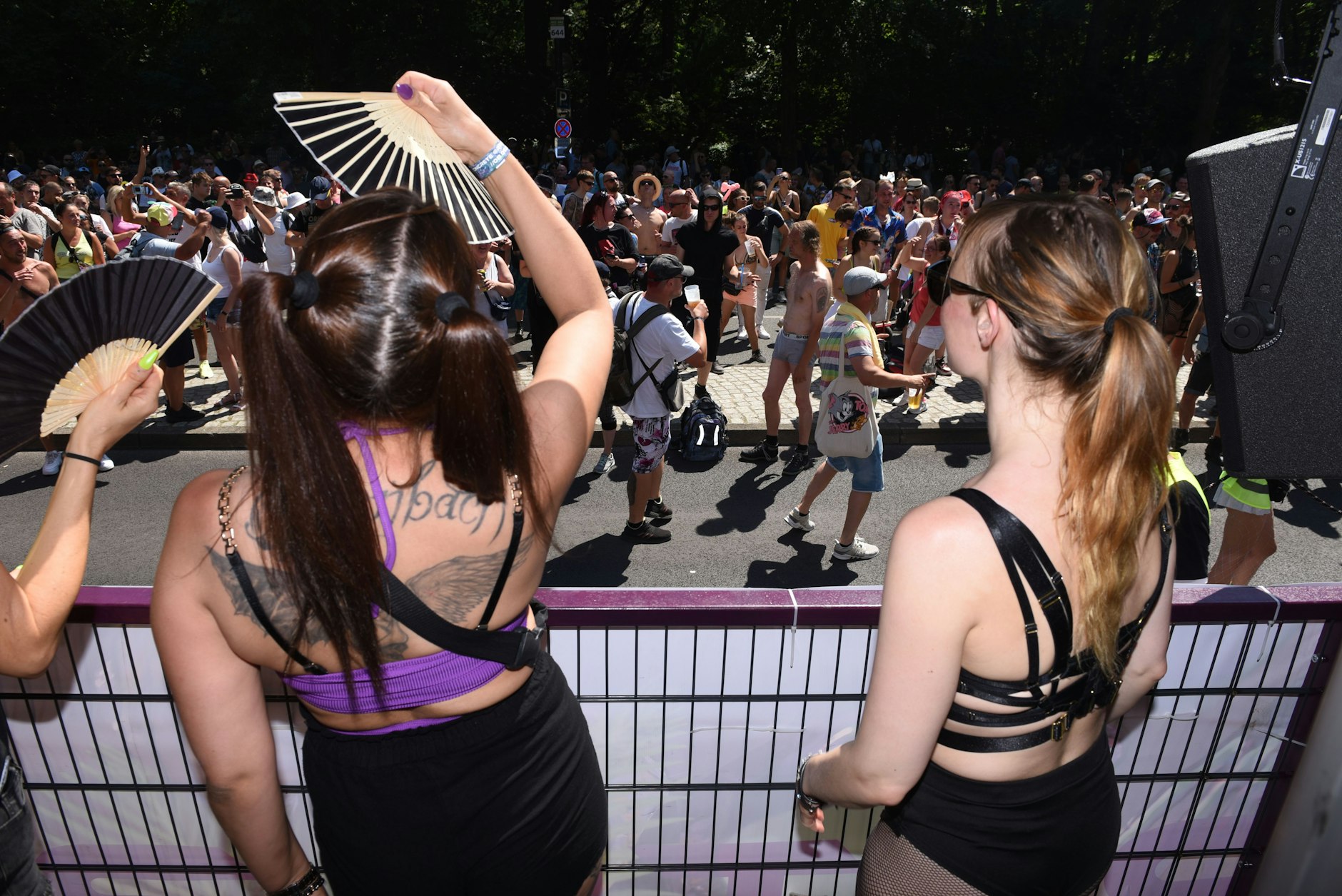 Bei 32 Grad im Schatten kommen auch Fächer zum Einatz.