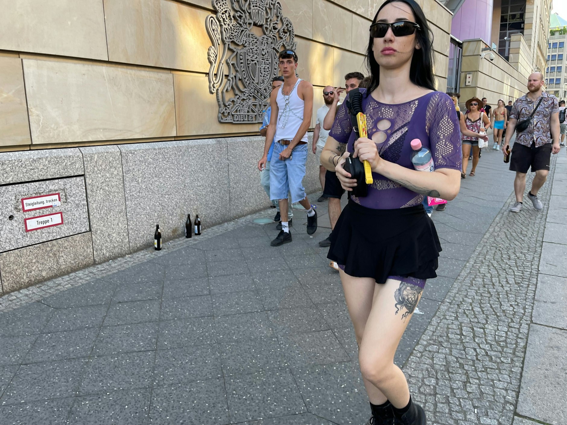 Entlang der Britischen Botschaft, im Supermini mit Fächer und Wasser ausgestattet