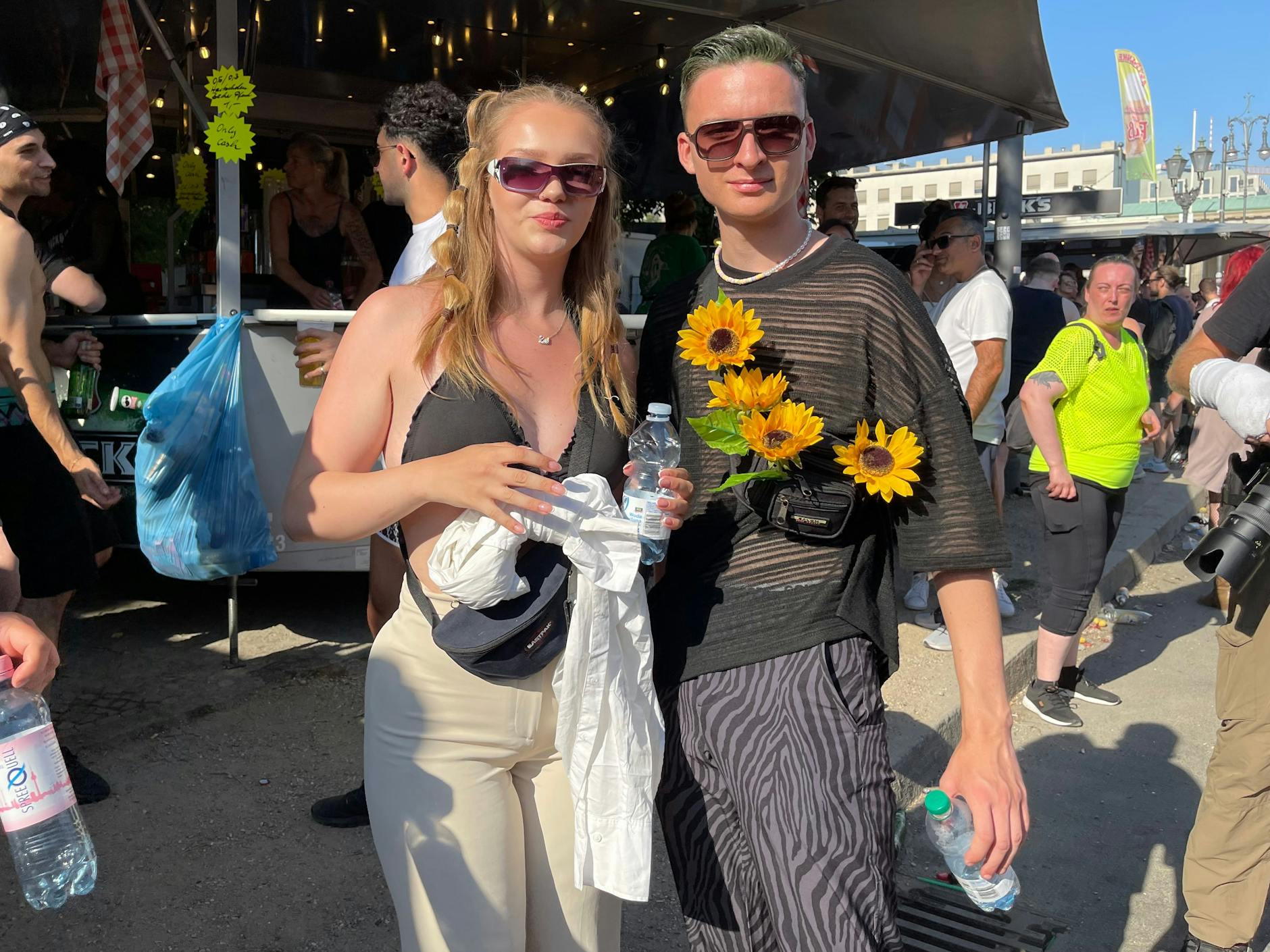Endlich auch ein paar Sonnenblumen, die waren in den 90er-Jahren auf der Loveparade nicht wegzudenken.