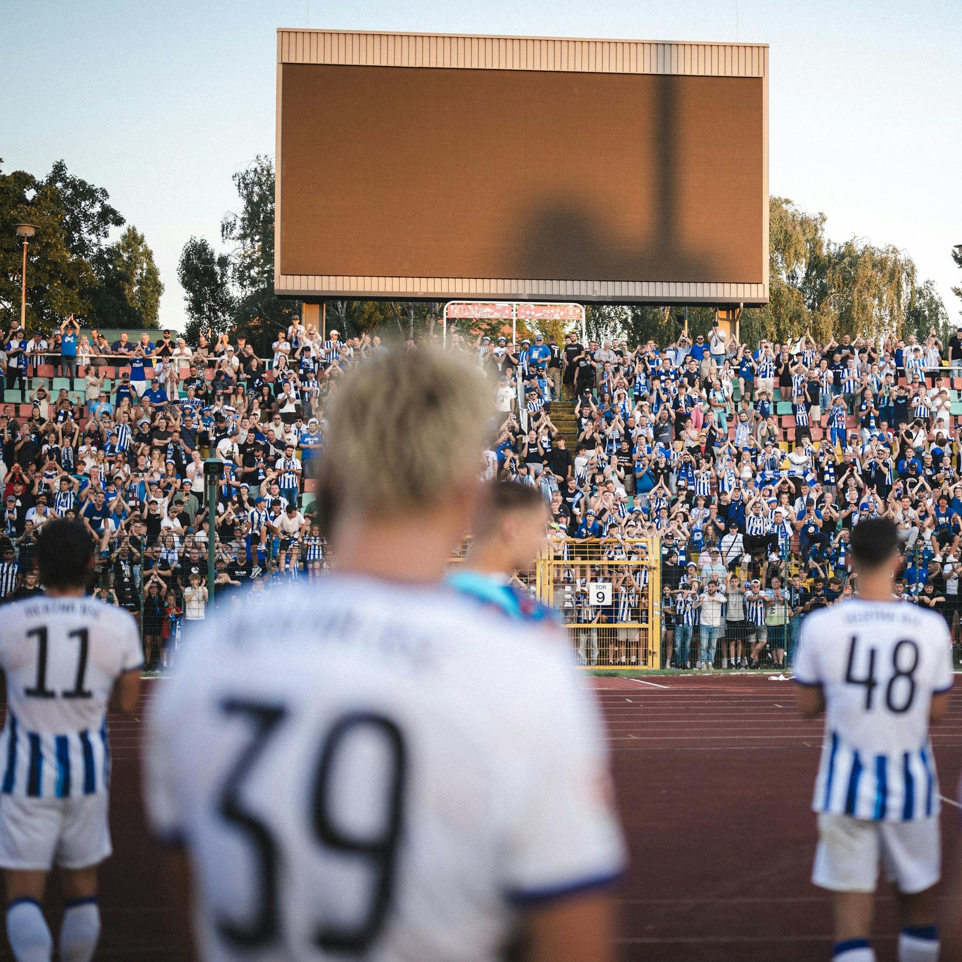 Nach dem Abpfiff gingen Herthas Profis zu ihren Fans und bedankten sich für die Unterstützung.