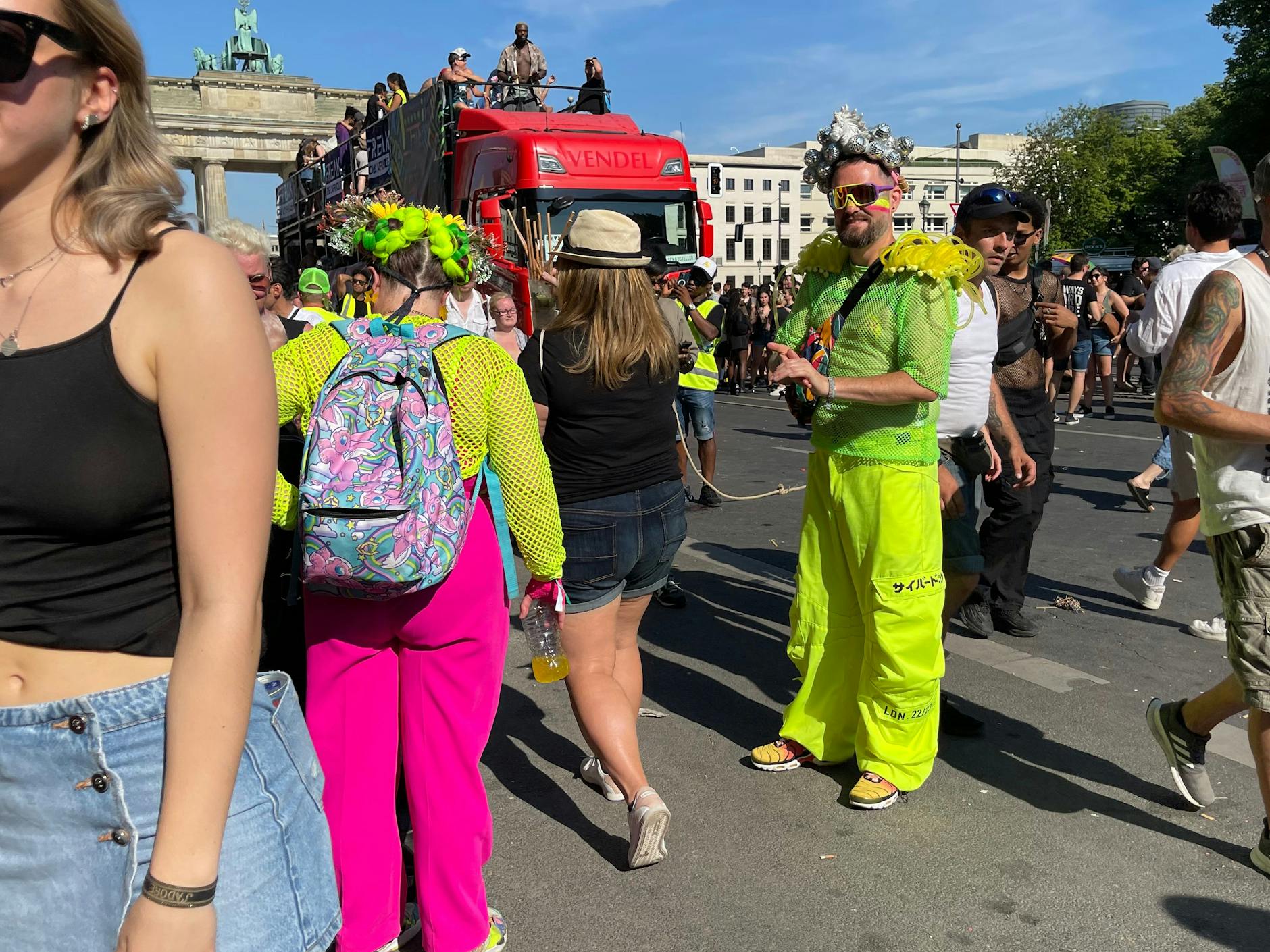 Das Neongrün der Ordnerwesten fand sich auch in einigen Outfits wieder. Eine Reminiszenz an die 90er-Jahre, in denen gerne reflektierende Bauarbeiterkleidung auf Raves getragen wurde.