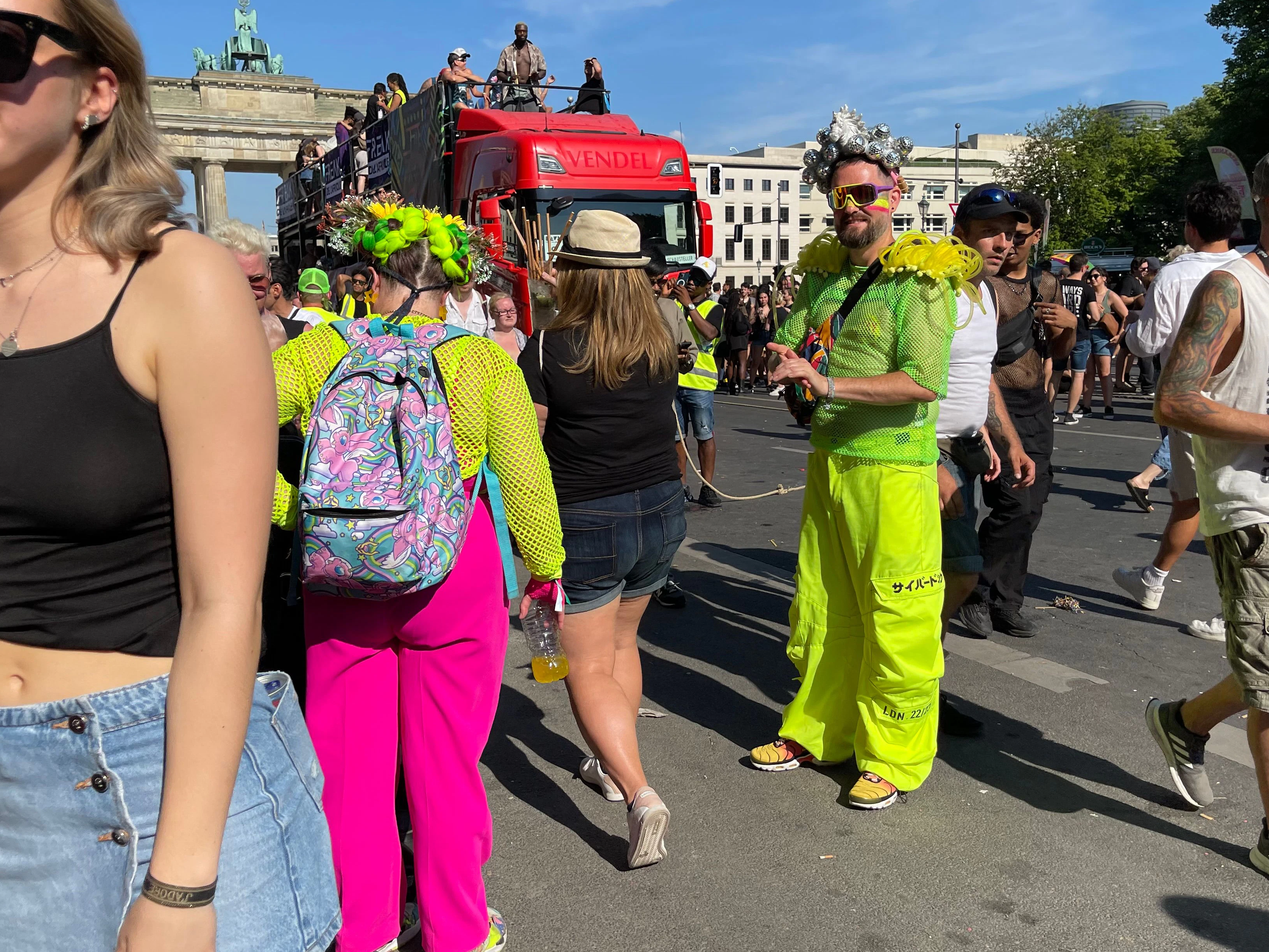 Das Neongrün der Ordnerwesten fand sich auch in einigen Outfits wieder. Eine Reminiszenz an die 90er-Jahre, in denen gerne reflektierende Bauarbeiterkleidung auf Raves getragen wurde.