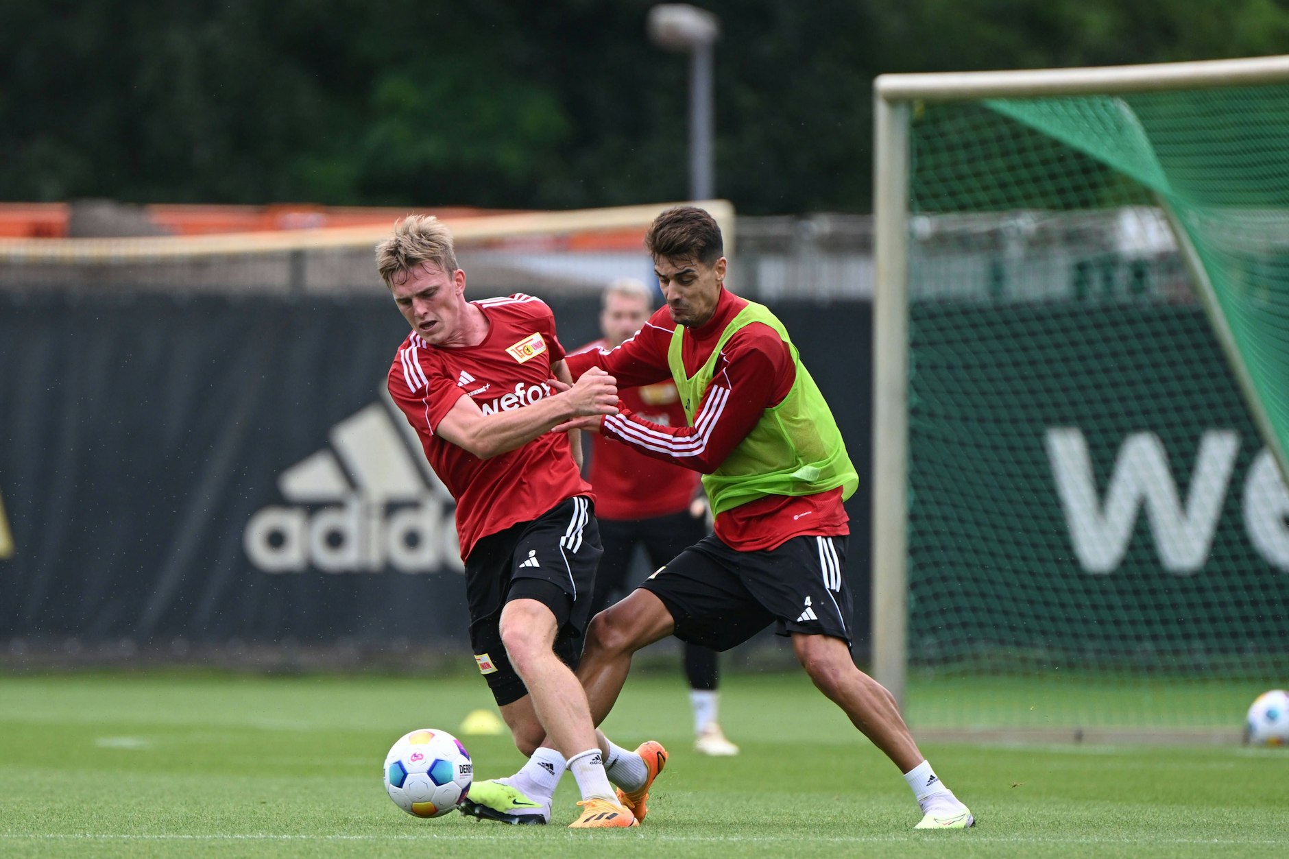 Mikkel Kaufmann (l., hier gegen Diogo Leite) will in der Vorbereitung auf sich aufmerksam machen.