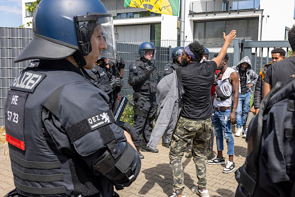 Polizisten haben vor Beginn des Eritrea-Festivals in Gießen eine Gruppe von Menschen umringt.&nbsp;