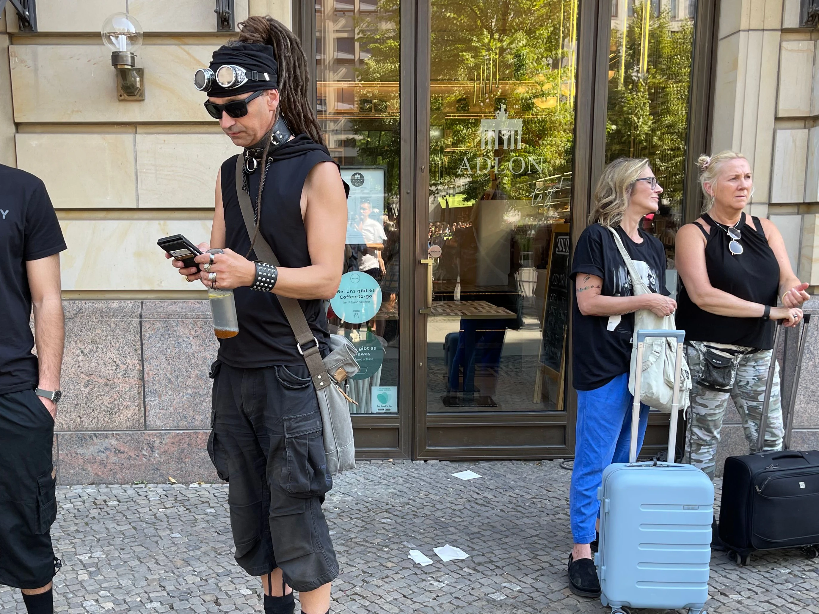 Dieser Mann ist möglicherweise ein Raver der ersten Stunde. Man könnte das zumindest aus der Schweißerbrille schließen, die in den 90er-Jahren ein beliebtes Club-Accessoire war. Die Damen rechts interessiert das herzlich wenig.