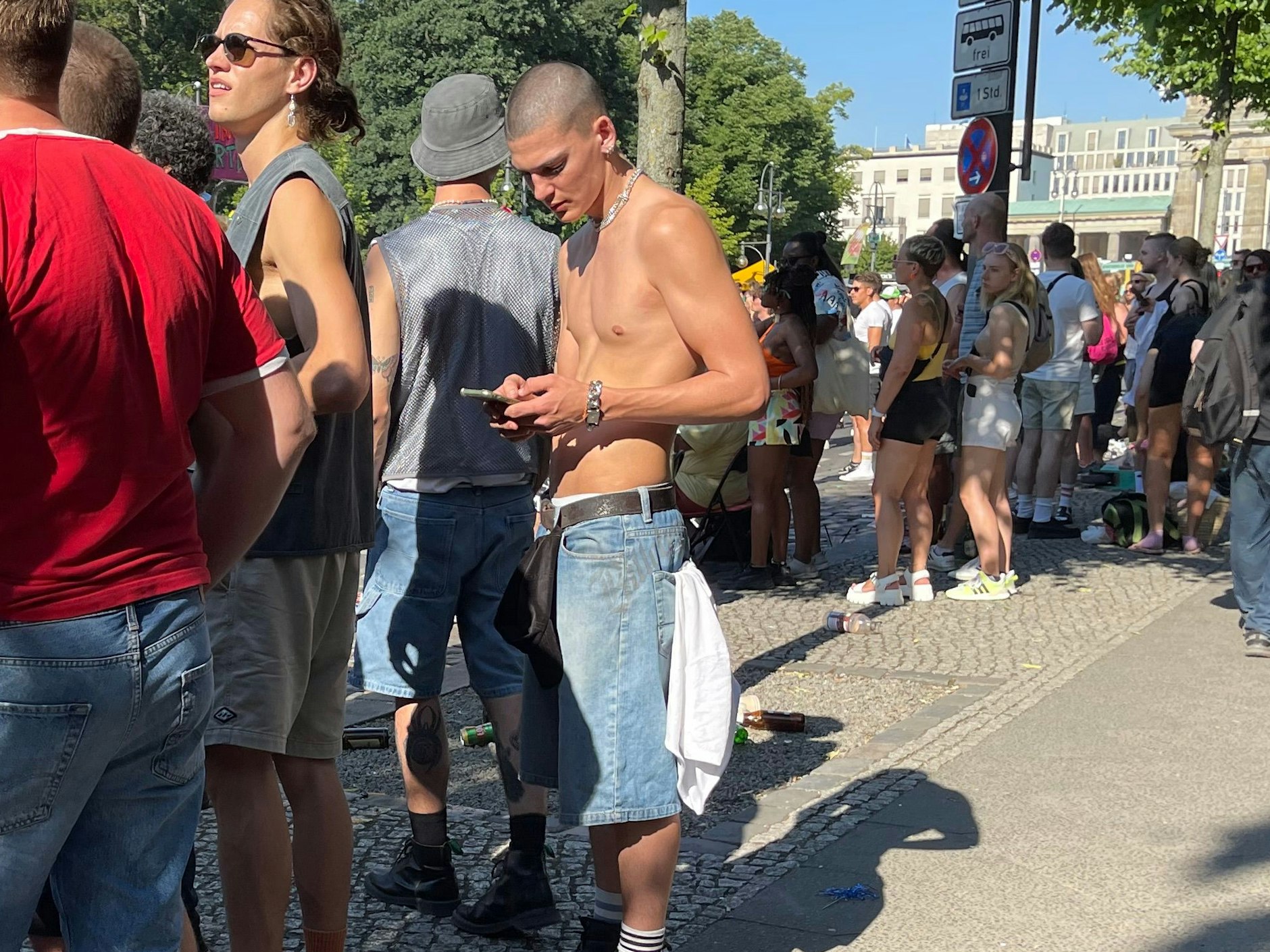 Der freie Oberkörper als Stil-Statement. Hier gelingt es, bei manch anderem schaute man lieber weg.