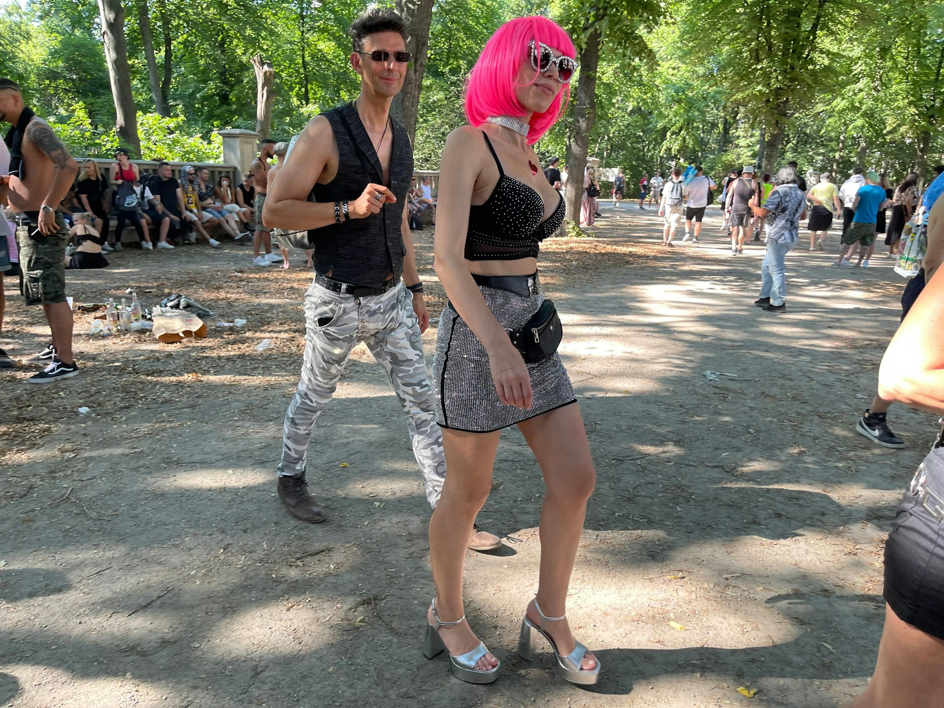 Pinke Bob-Perücken sind ein Dresscode-Klassiker der Loveparade, also passen sie auch bei „Rave the Planet“.