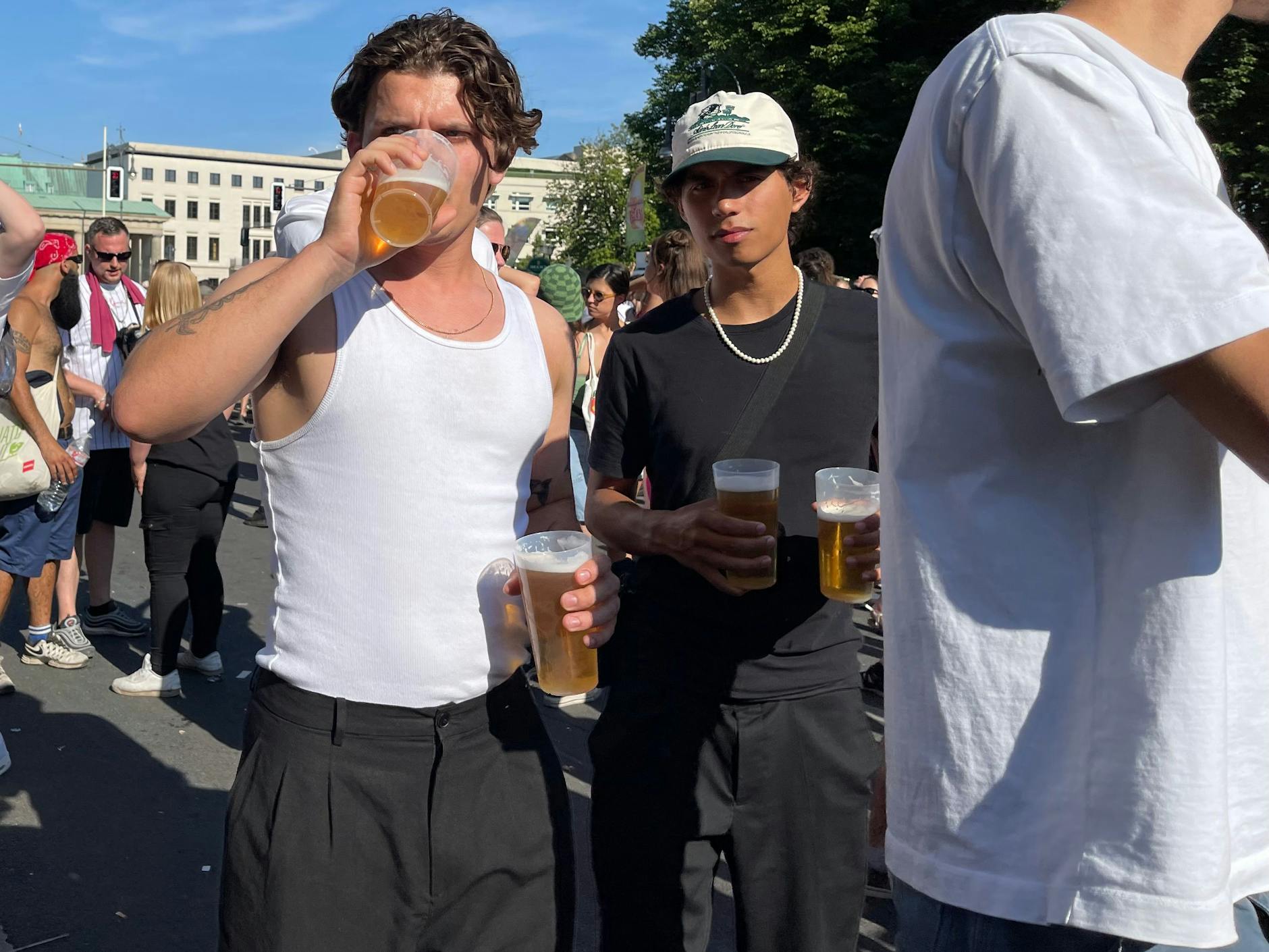 Ein gerade bei Männern sehr angesagter Look: Anzughose und weißes Unterhemd, dazu Halskette.