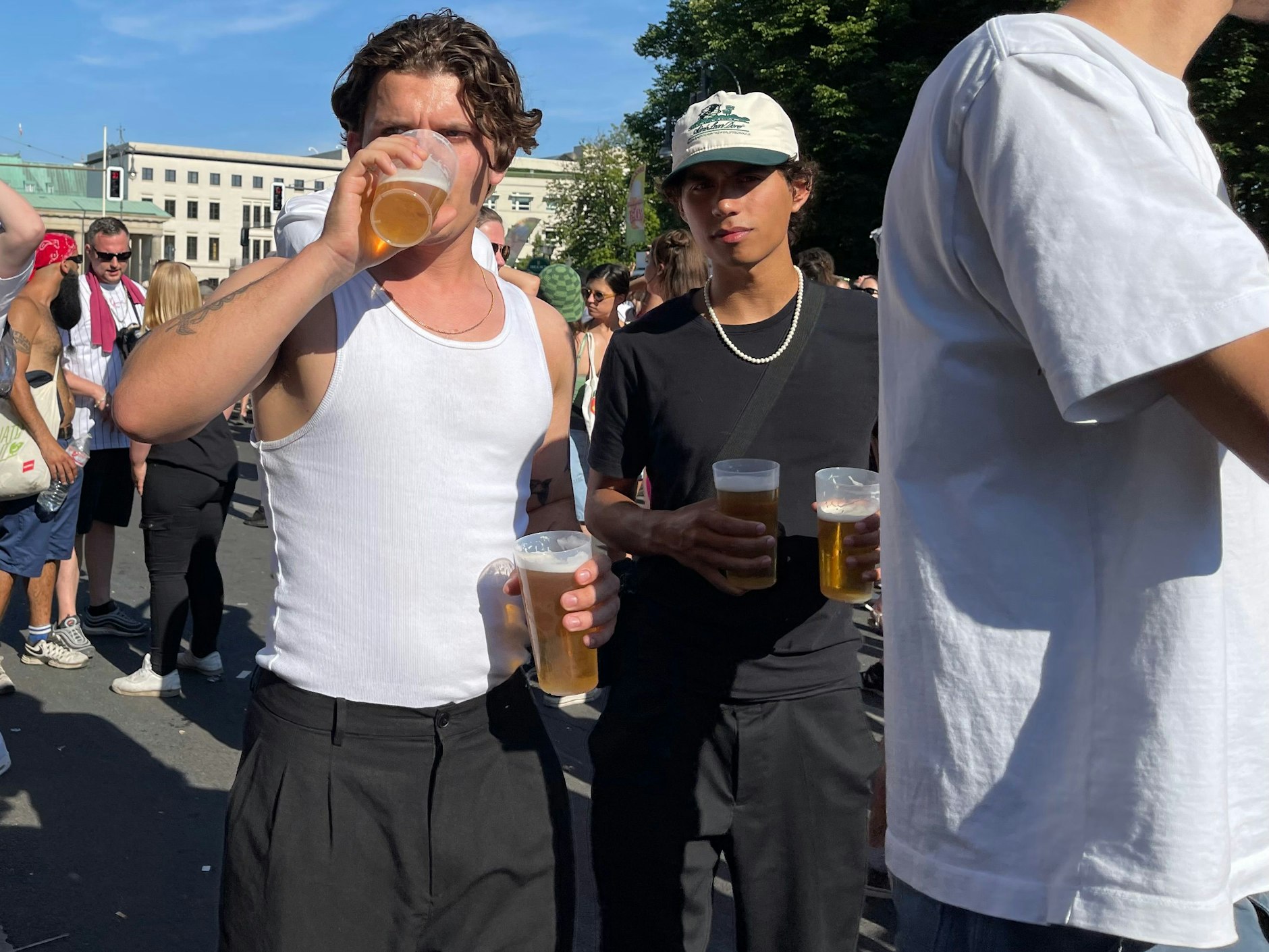 Ein gerade bei Männern sehr angesagter Look: Anzughose und weißes Unterhemd, dazu Halskette.