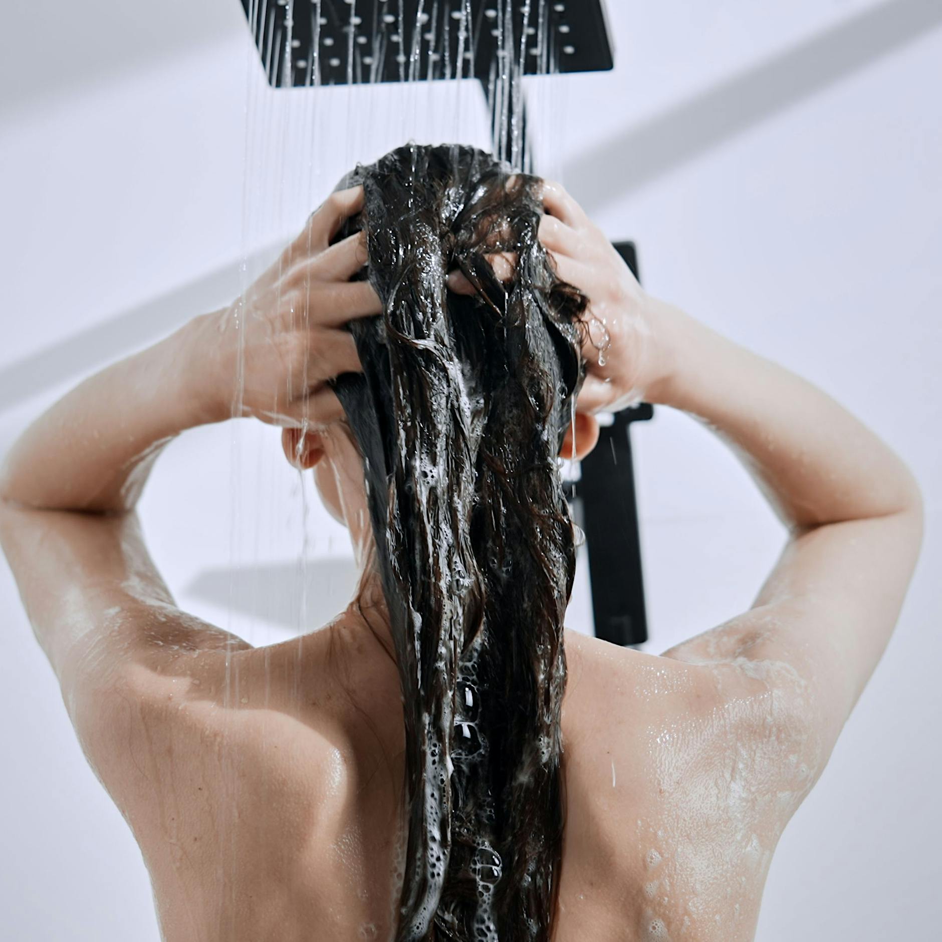 Richtig duschen bei Hitze: Wann, wie oft und wie lange?