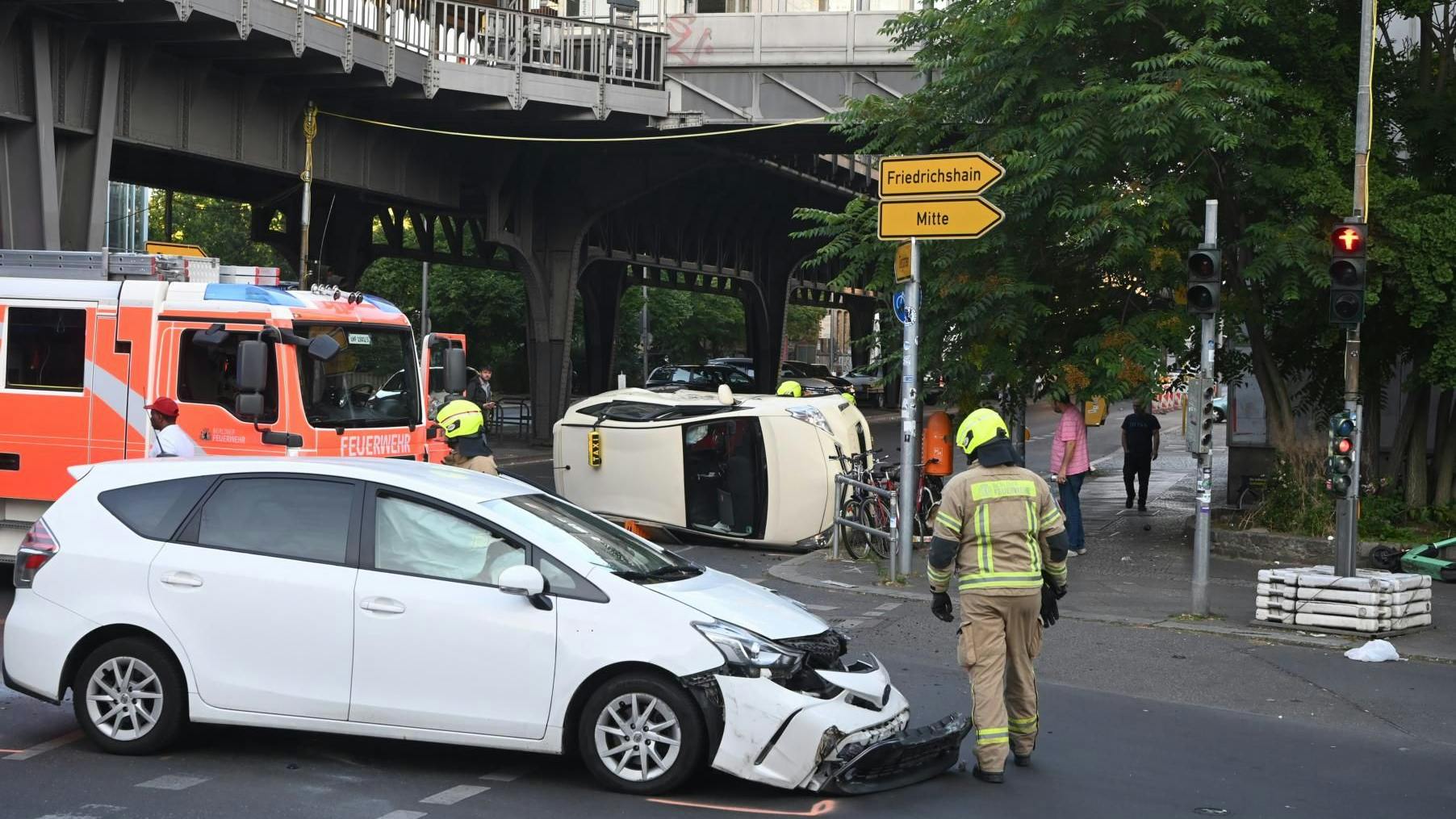 Toyota gegen Taxi in Kreuzberg. Beide Fahrer wurden verletzt.