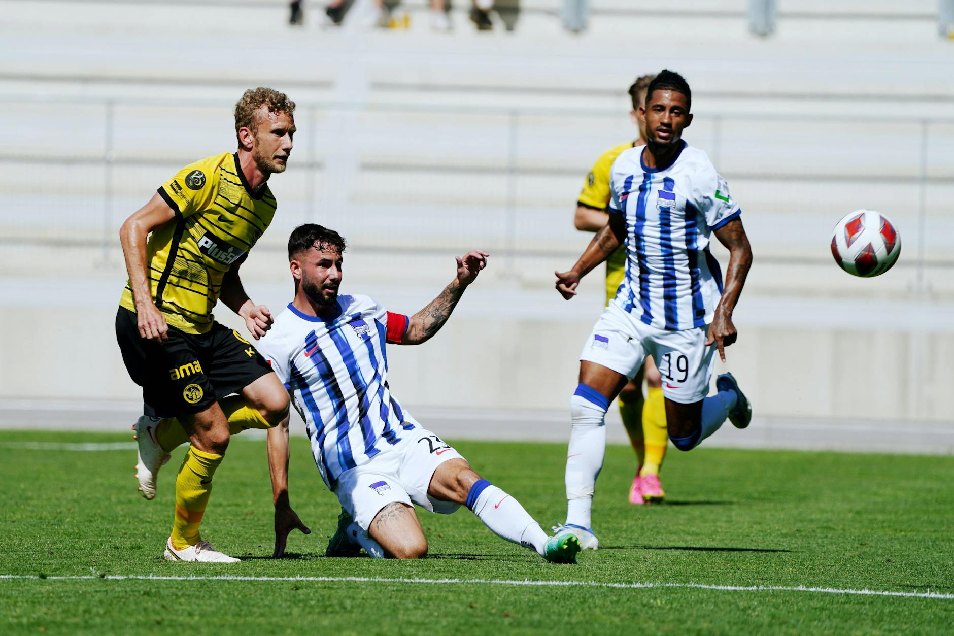 Fabian Lustenberger im Duell mit Herthas Marco Richter. Der frühere blau--weiße Kapitän gewann mit den Young Boys Bern 4:2 gegen Hertha BSC.
