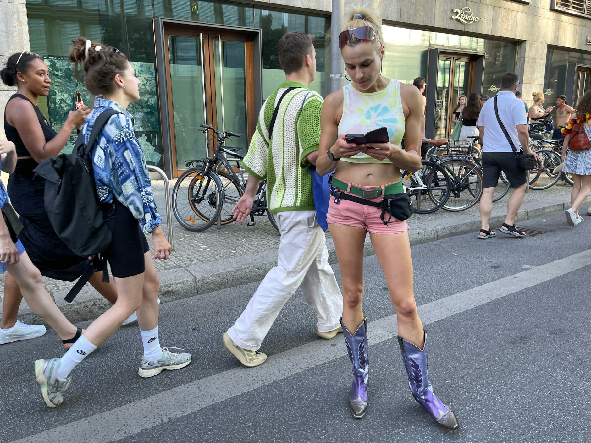 Schöne Beine und glamouröse Stiefel