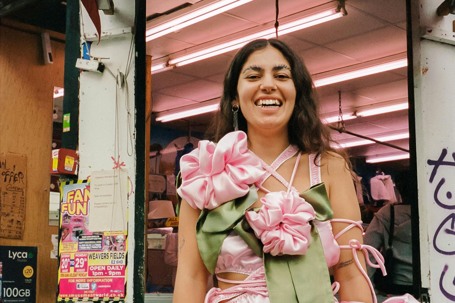 Ein einziger, endgültiger Rausch aus Form und Farben: Mode von Abarna Kugathasan.