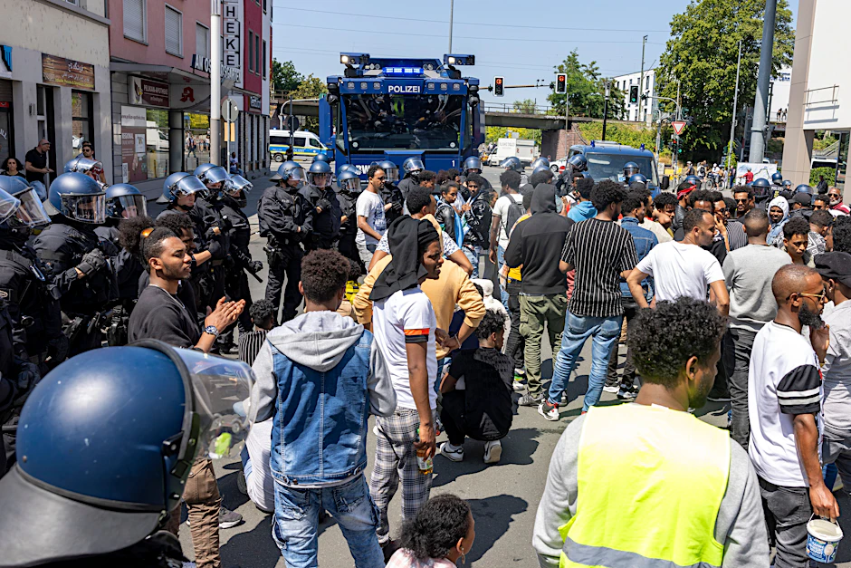 Im Zusammenhang mit dem umstrittenen Eritrea-Festival in Gießen hat die Polizei am Samstag Schlagstöcke und Pfefferspray eingesetzt. Mehrere Menschen hätten versucht, eine Polizeikette zu durchbrechen, teilten die Beamten auf Twitter mit.&nbsp;