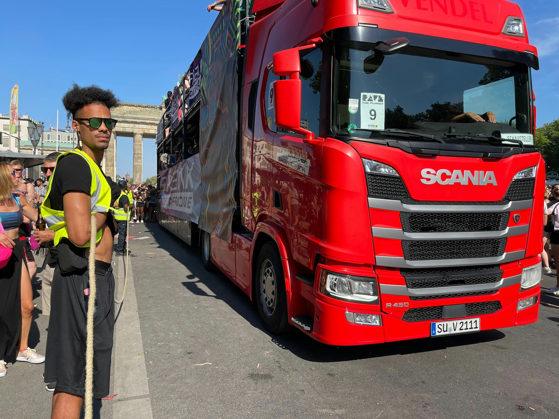 Die Warnweste könnte auch ein Rave-Outfit sein, ist aber in diesem Falle ernst gemeint.