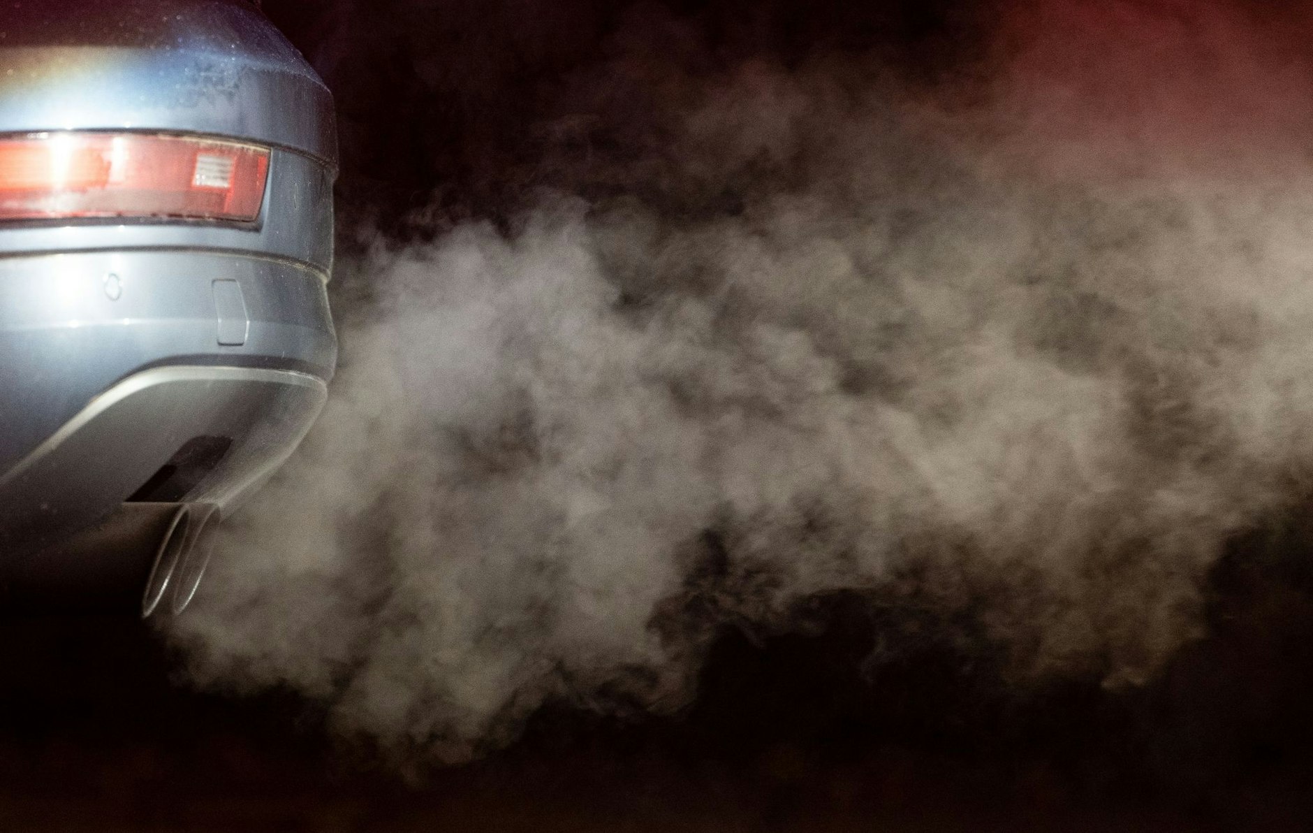 ARCHIV - Ausstoß an klimaschädlichen Treibhausgasen: Abgase aus dem Auspuff eines Autos.  