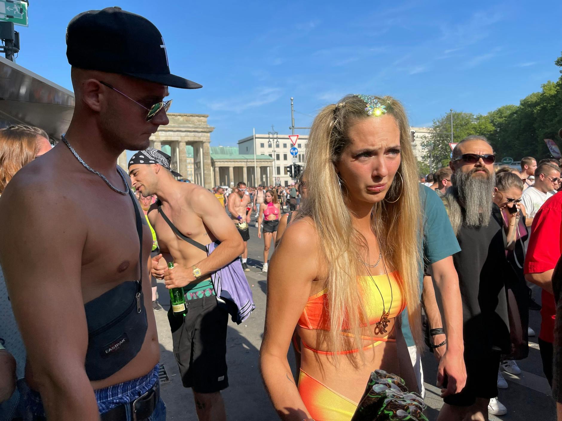 Jedoch zeigten sich viel weniger Frauen als früher oben ohne. Bikinioberteile standen dagegen ganz hoch im Kurs.