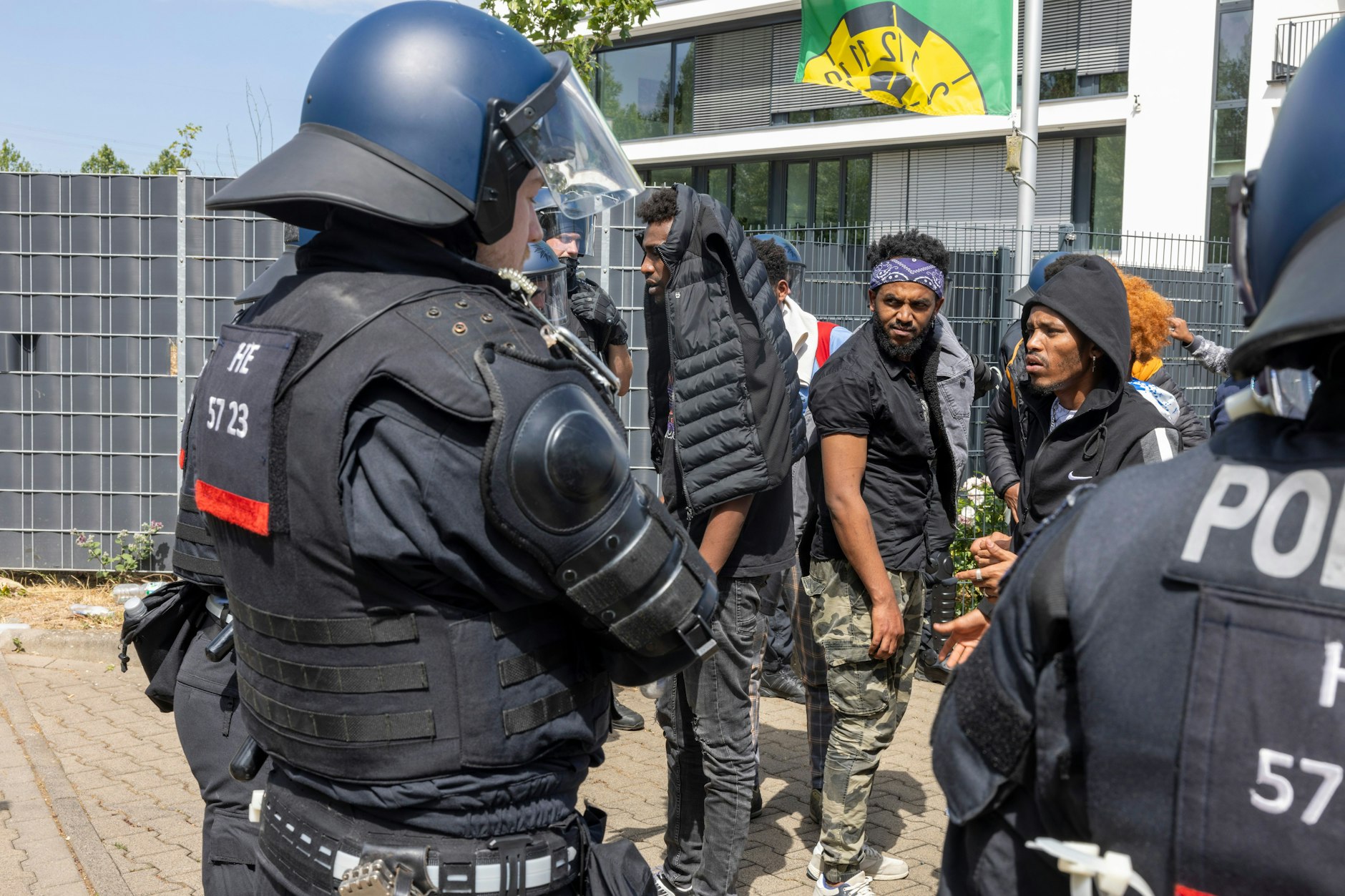 Im Zusammenhang mit dem umstrittenen Eritrea-Festival in Gießen hat die Polizei am Samstag Schlagstöcke und Pfefferspray eingesetzt. Mehrere Menschen hätten versucht, eine Polizeikette zu durchbrechen, teilten die Beamten auf Twitter mit. 