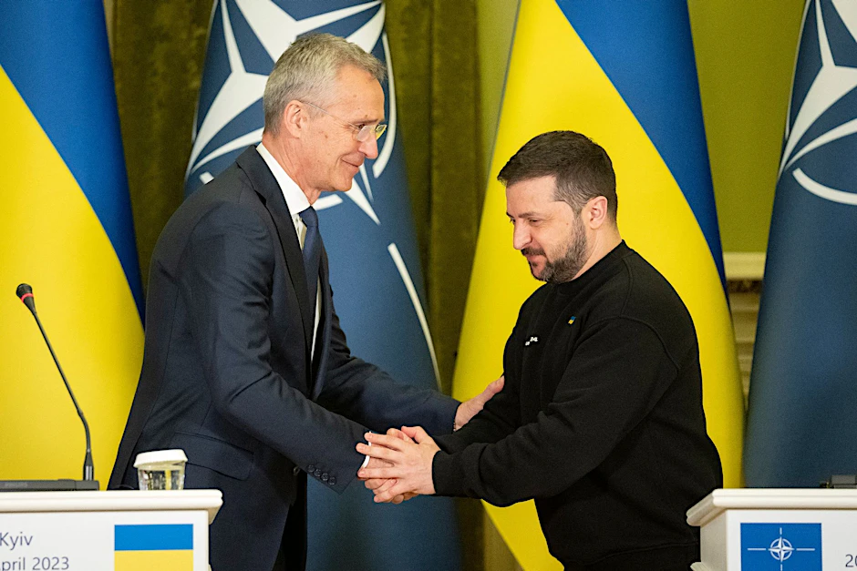 Nato-Generalsekretär Jens Stoltenberg (l) und der ukrainische Präsident Wolodymyr Selenskyj in Kiew im April 2023.&nbsp;