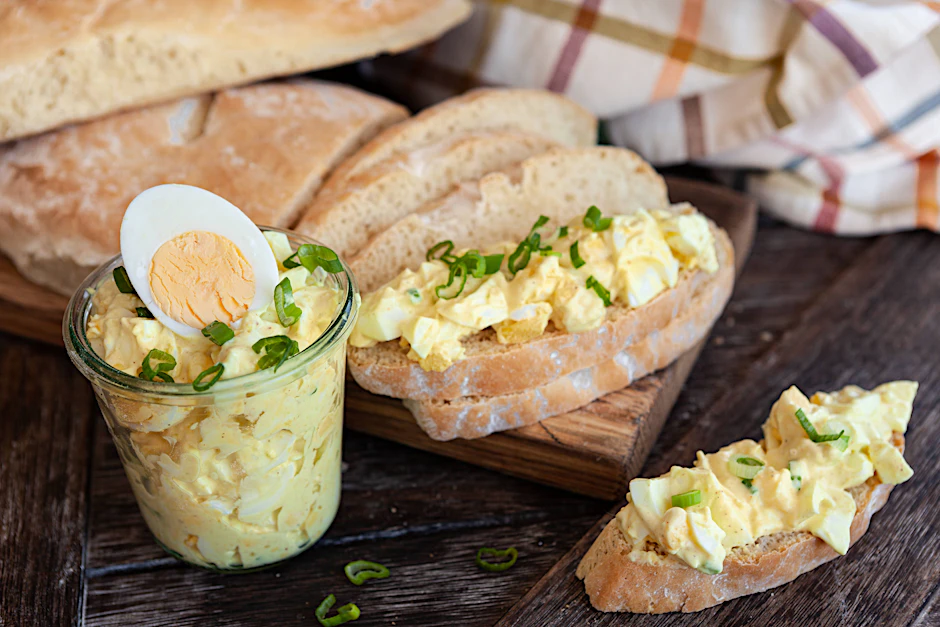 Eiersalat ist schnell gemacht - und mit diesem Rezept herrlich frisch. Probieren Sie diesen Salat zum Abendbrot im Sommer - köstlich!