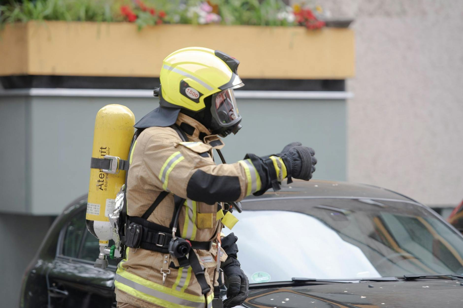 Ein Feuerwehrmann unter Atemschutz bei einem Wohnhausbrand in der vergangenen Woche in der Niebuhrstraße in Berlin-Charlottenburg