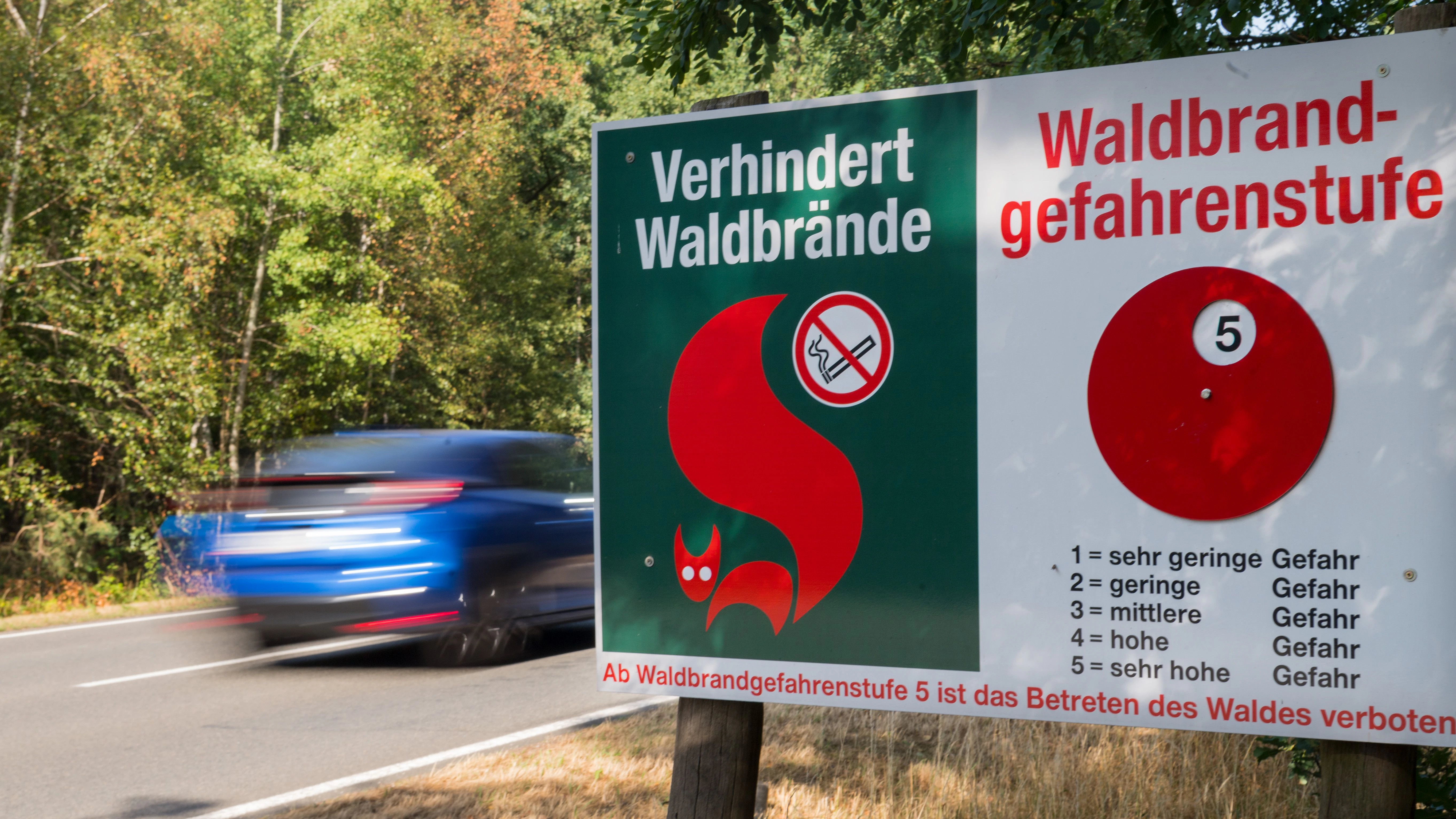 Ein Schild weist nach langer Trockenheit die Waldbrandgefahrenstufe 5 aus. 