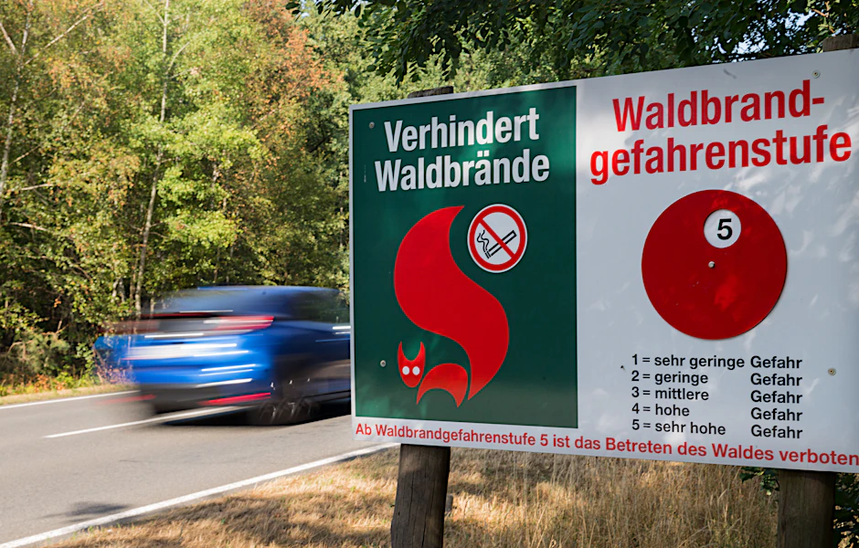 Die Feuerwehr bekämpfte Anfang Juni in einem Waldstück nahe Jüterbog eine Waldbrand.