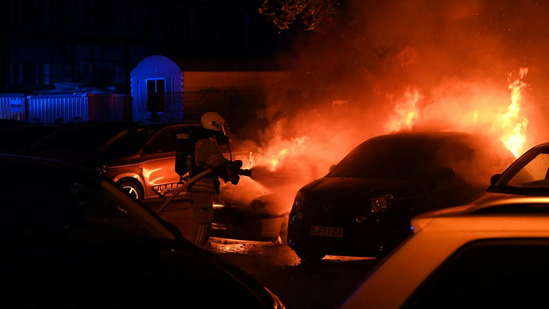 Die Feuerwehr löscht ein brennendes Auto in der Heidelberger Straße.