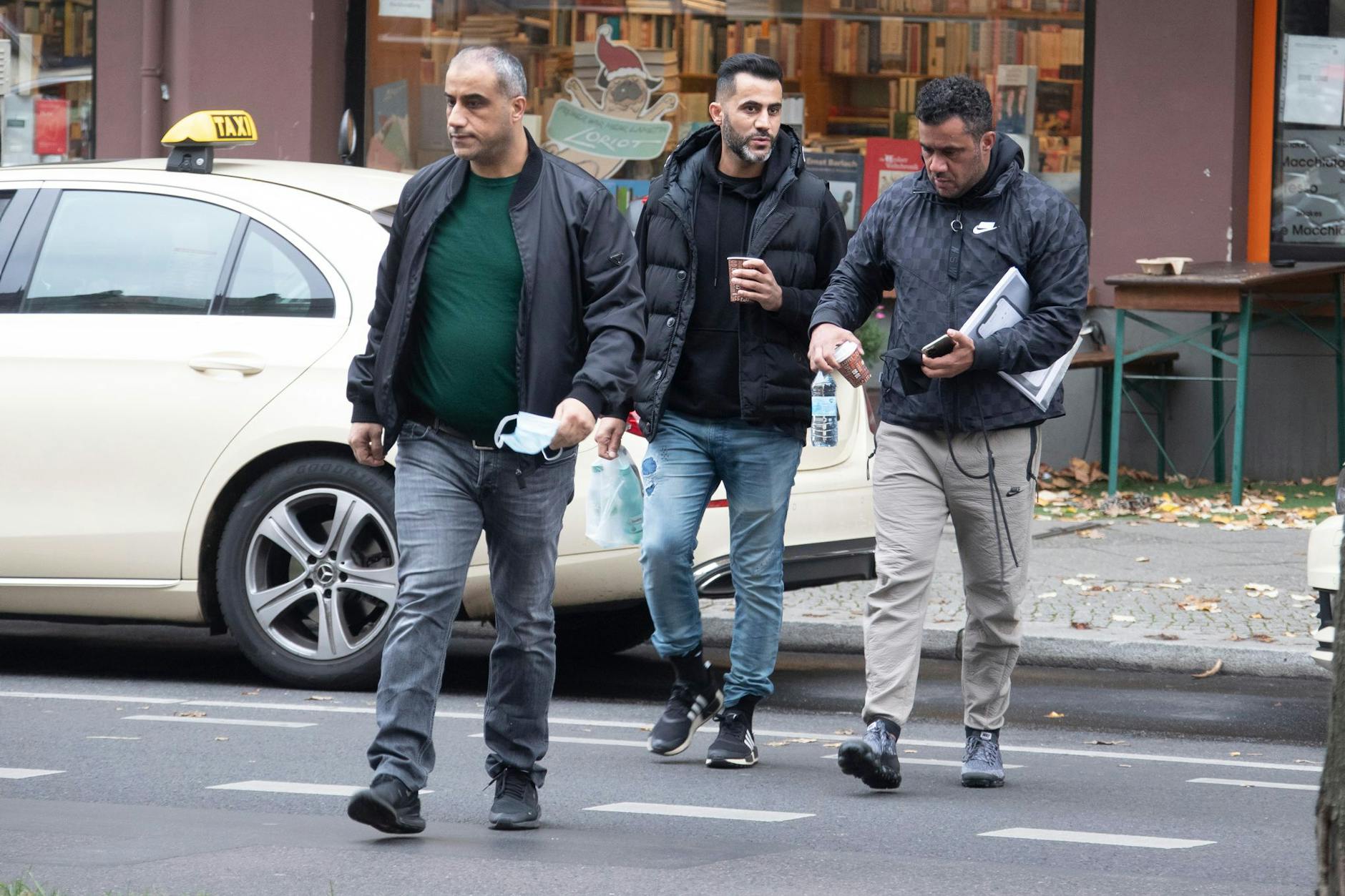 Nasser, Rommel und Arafat Abou-Chaker (v.l.) vor einem Buchladen neben dem Gerichtshof.