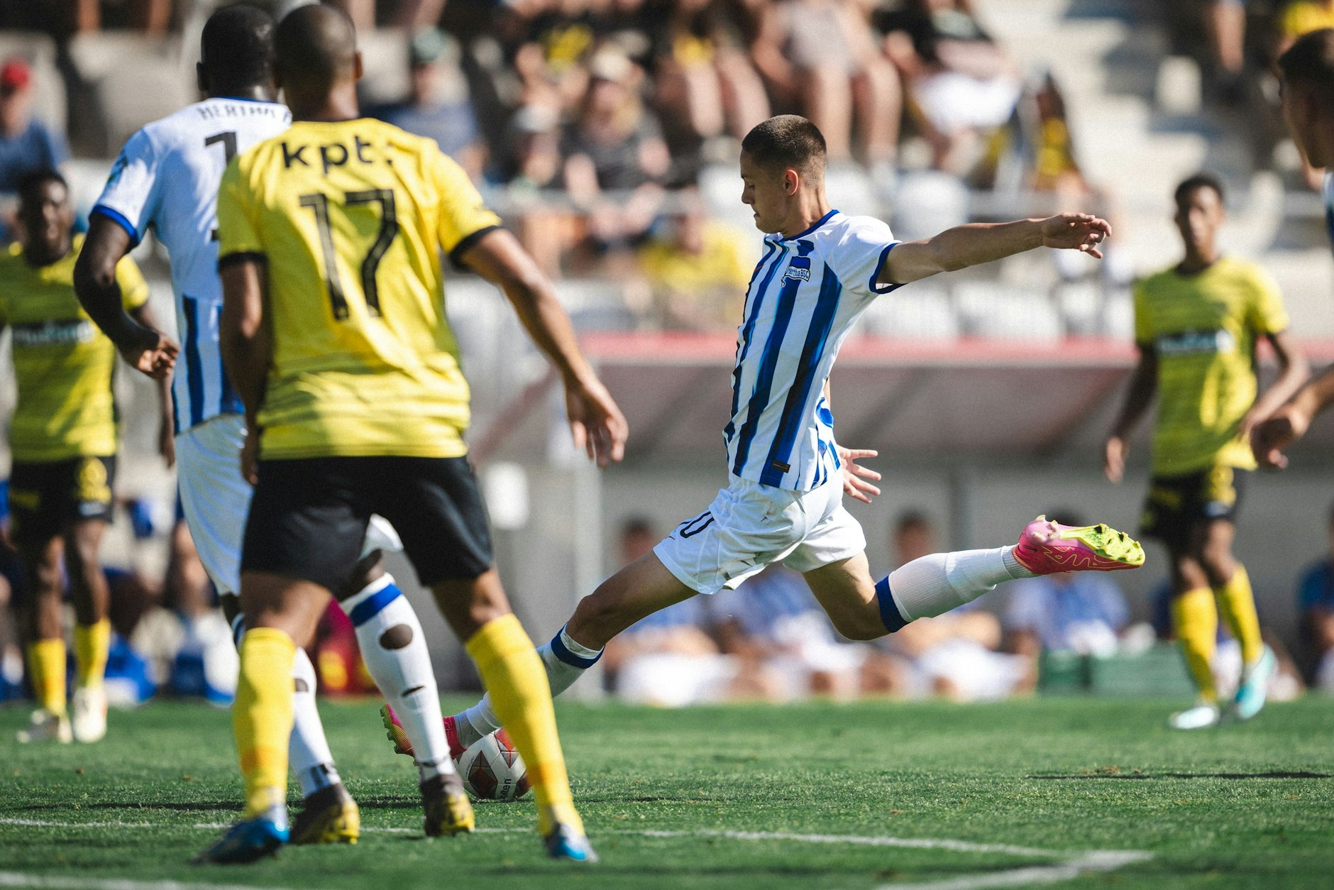 Einmal richtig ausholen und dann abfackeln! Herthas Bence Dardai traf perfekt beim 2:4-Test gegen Young Boys Bern.
