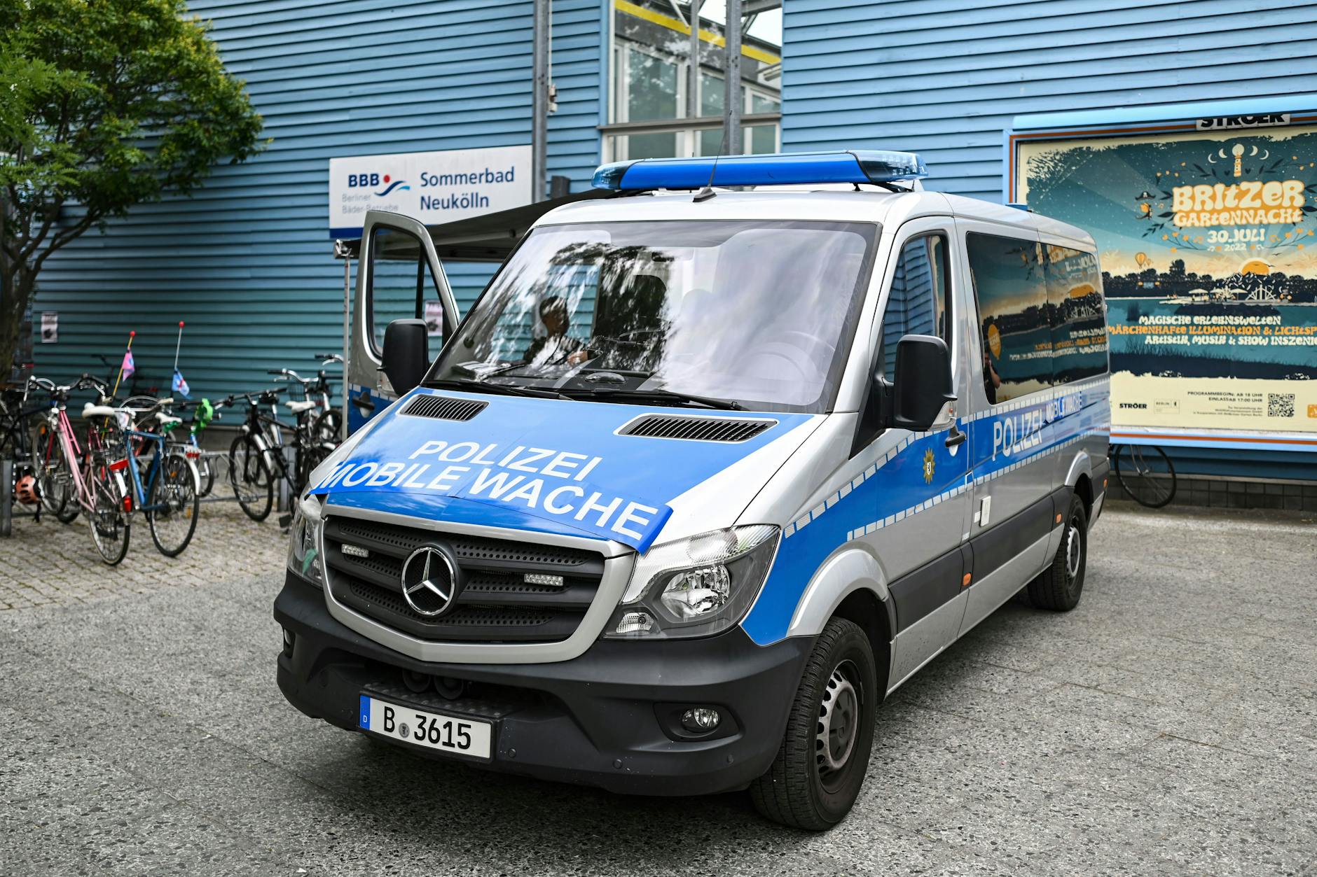 Ein Einsatzwagen der Berliner Polizei steht vor dem Sommerbad am Columbiadamm.