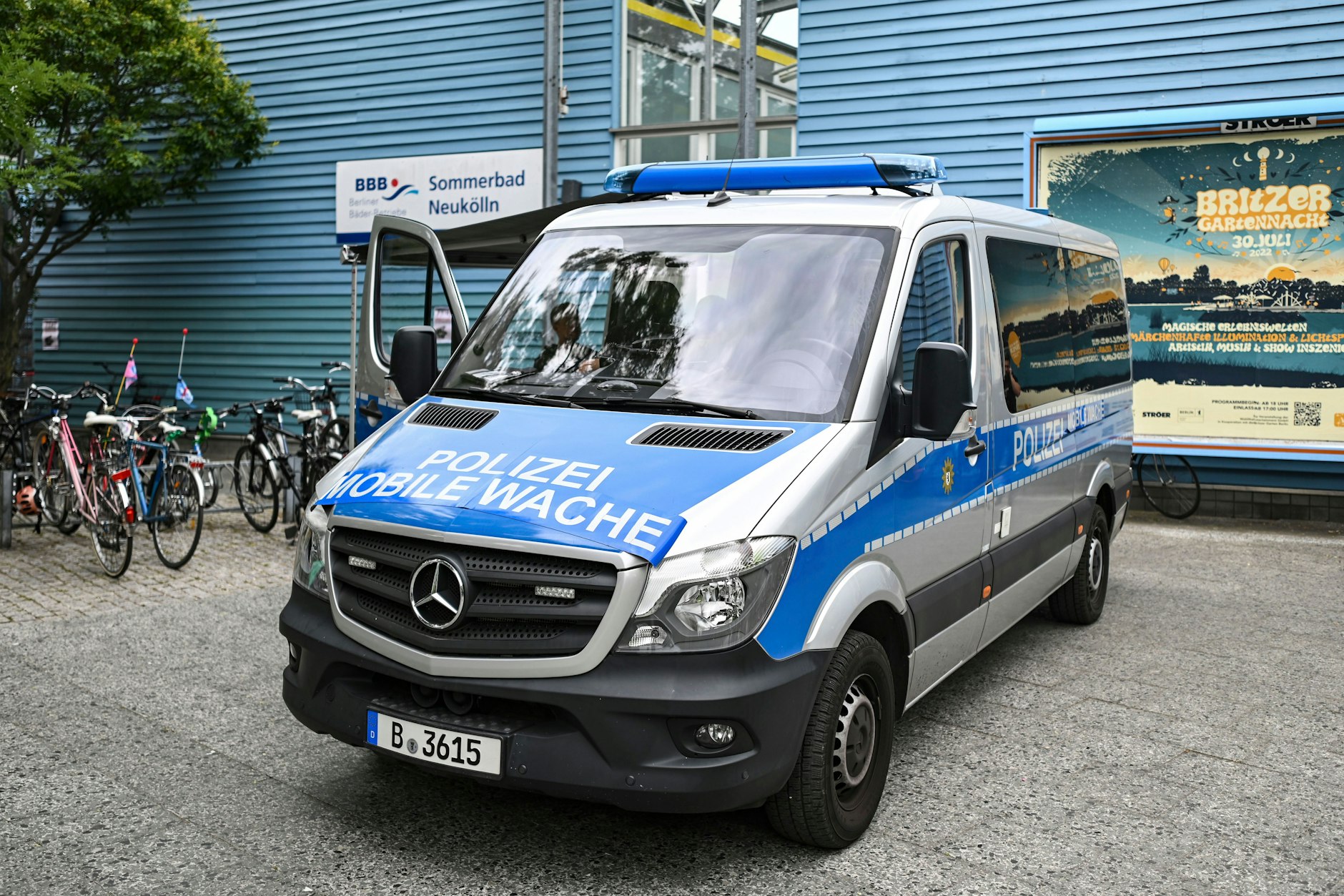 Ein Einsatzwagen der Berliner Polizei steht vor dem Sommerbad am Columbiadamm.