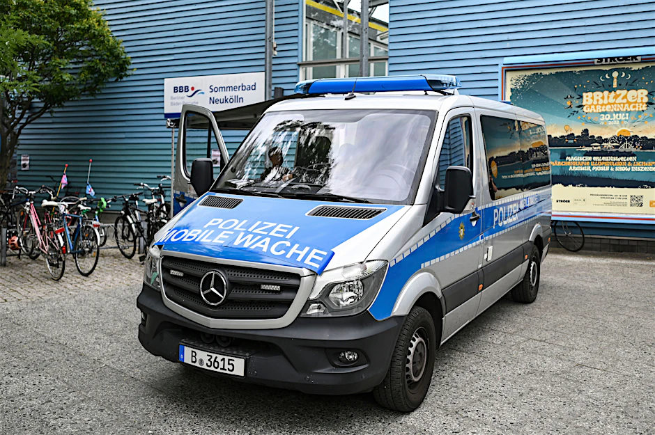 Ein Einsatzwagen der Berliner Polizei steht vor dem Sommerbad am Columbiadamm.
