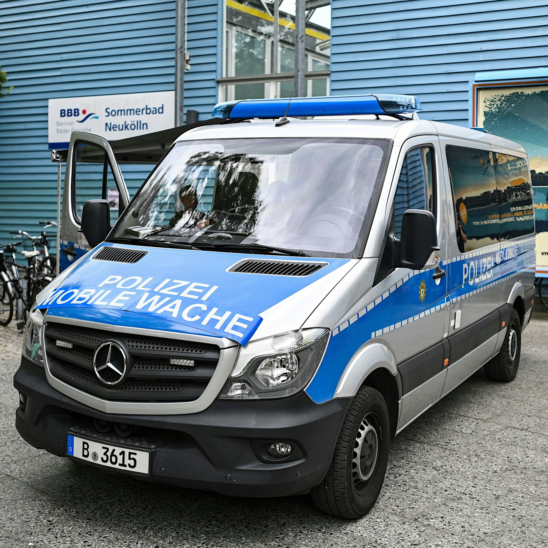 Neukölln: Rangeleien im Columbiabad – Polizei muss räumen