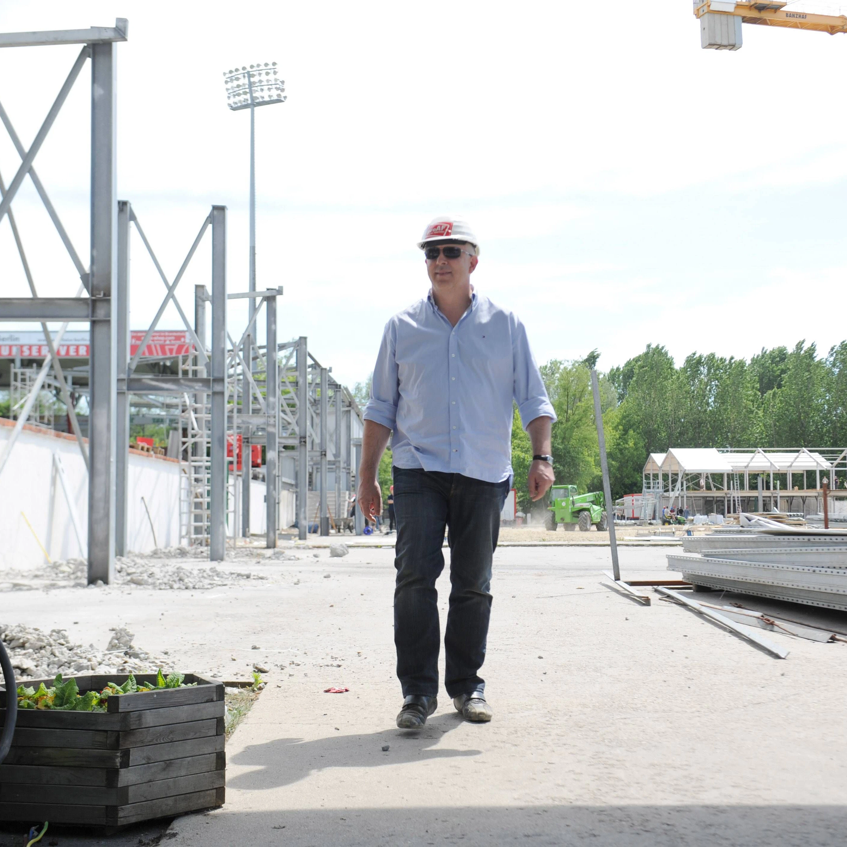 Unions-Präsident Dirk Zingler auf der Stadionbaustelle 2012