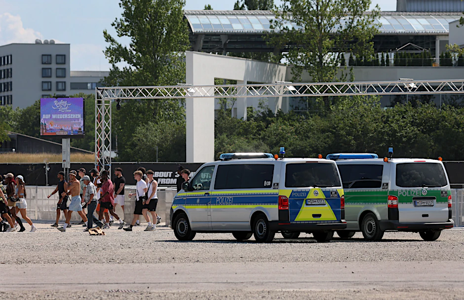 Polizeipräsenz im Eingangsbereich des Rolling-Loud-Festivals. Bei dem großen Rap-Festival mit mehr als 40.000 Besuchern war es zuvor am Wochenende zu Ausschreitungen und zu Verletzten gekommen.