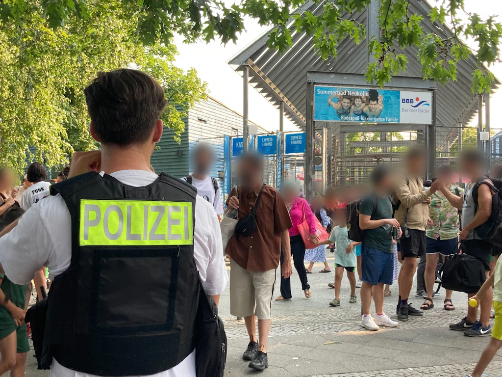 Sommerbad Neukölln nach Rangeleien von Polizei geräumt