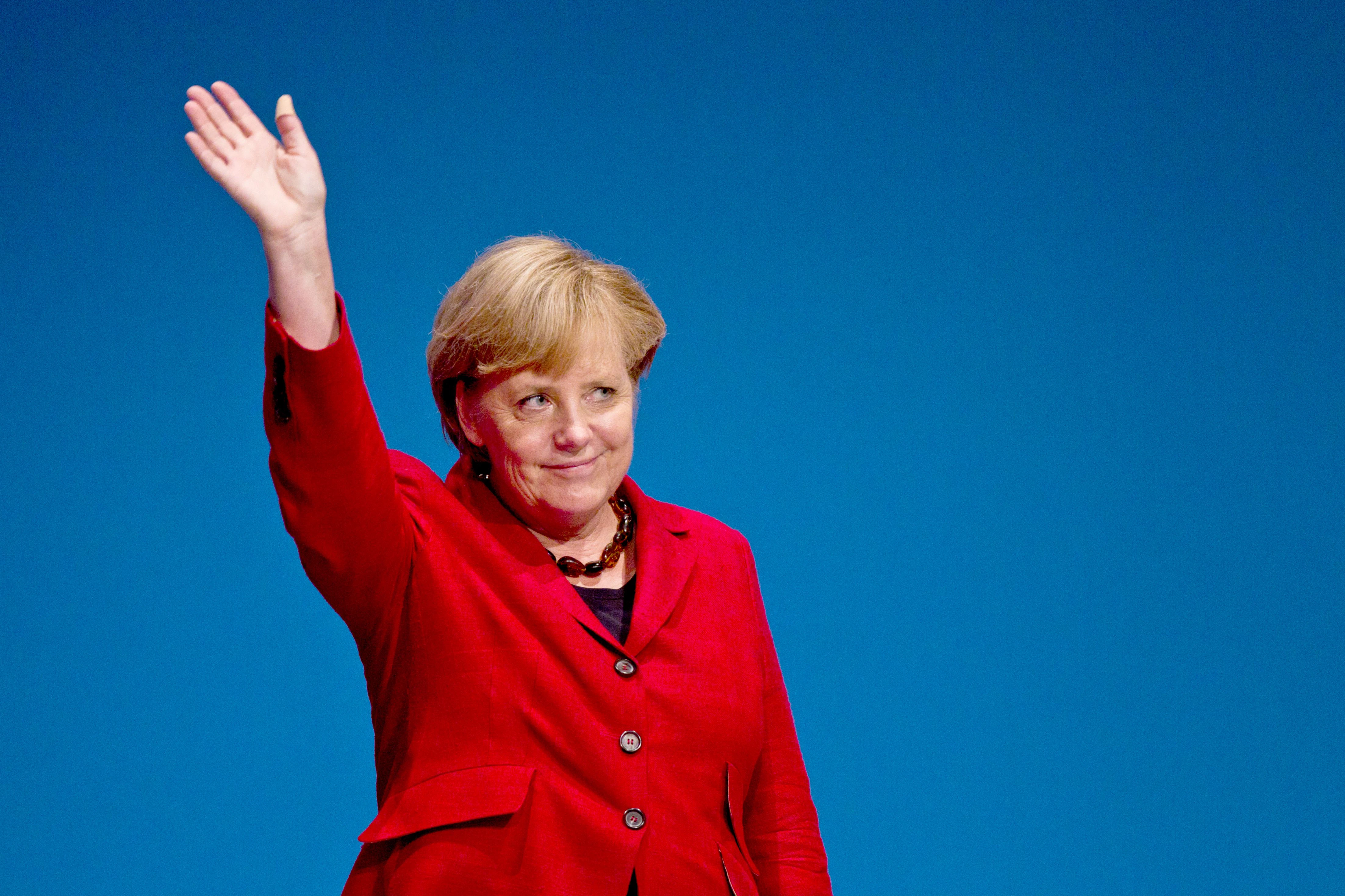Bundeskanzlerin Angela Merkel (CDU) winkt am Dienstag im jahr 2011.