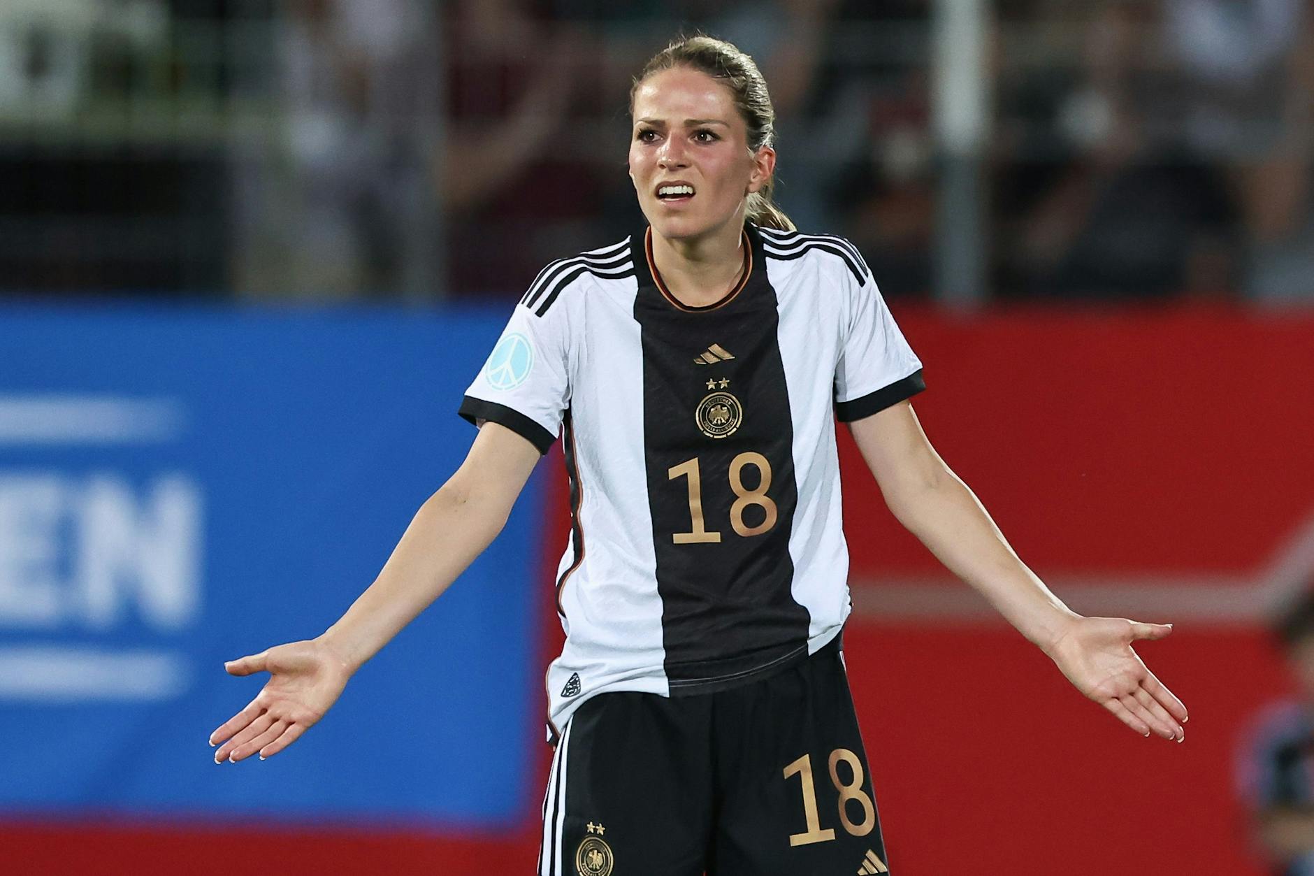Mit einigen Fragezeichen im Kopf reisen Melanie Leupolz und die deutschen Fußballerinnen zur Weltmeisterschaft nach Australien und Neuseeland.